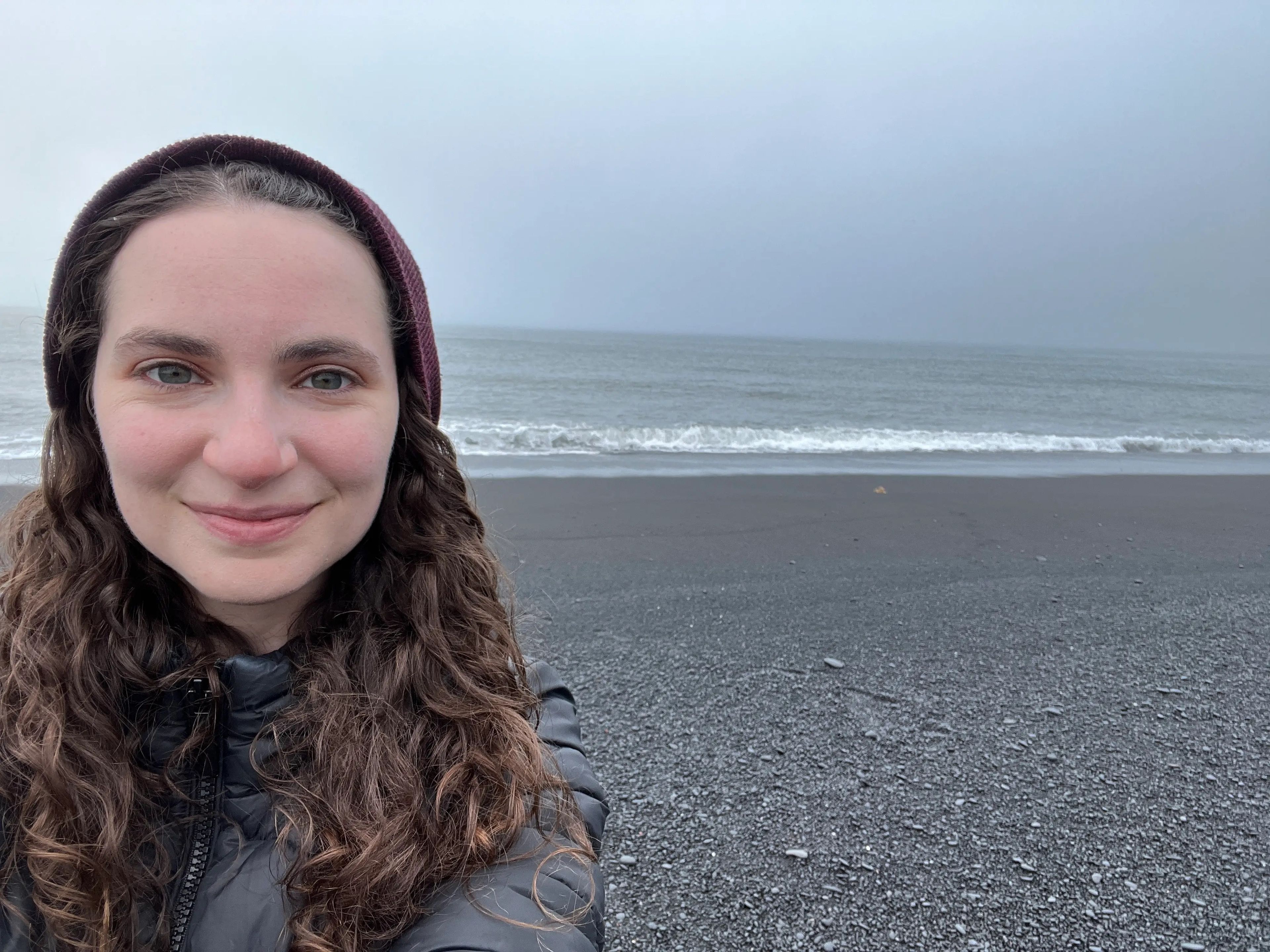 Talia Lakritz en una playa de arena negra en Islandia