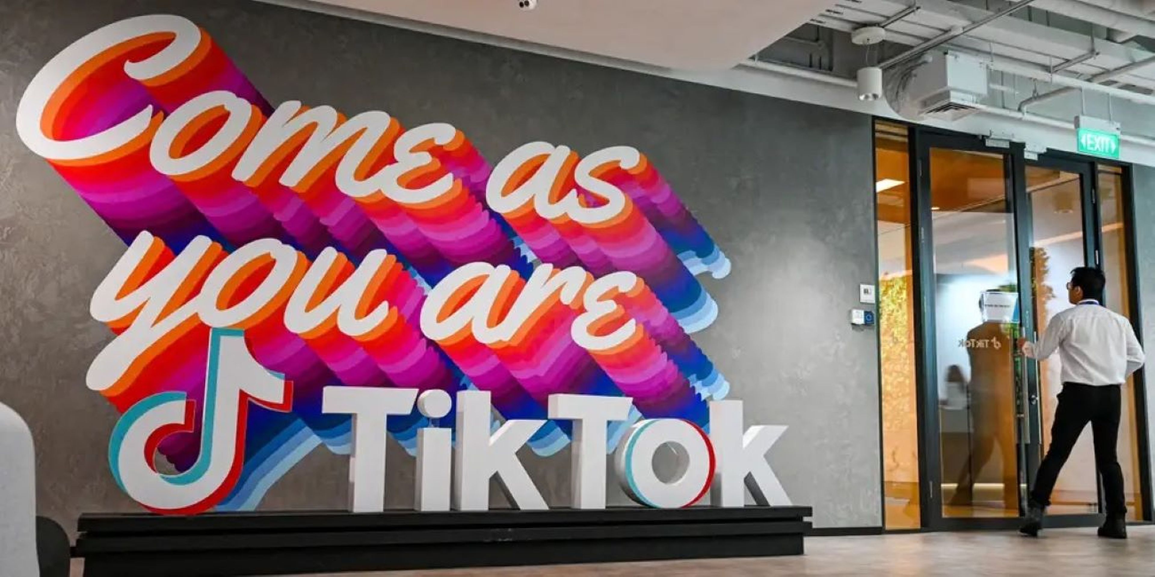 La entrada a la sede de la empresa TikTok en Singapur presenta un mural de vivos colores en la pared en el que se lee "ven como eres".