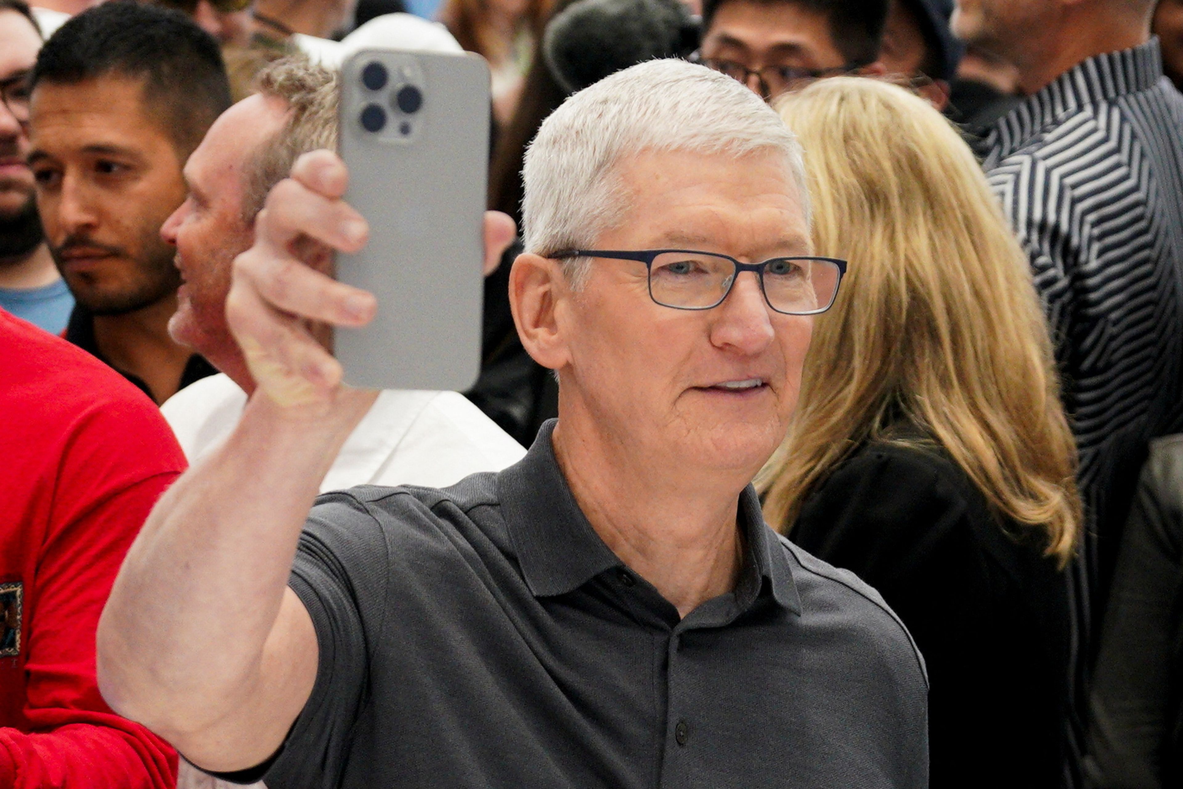 Tim Cook, CEO de Apple, sostiene el iPhone 15 Pro.
