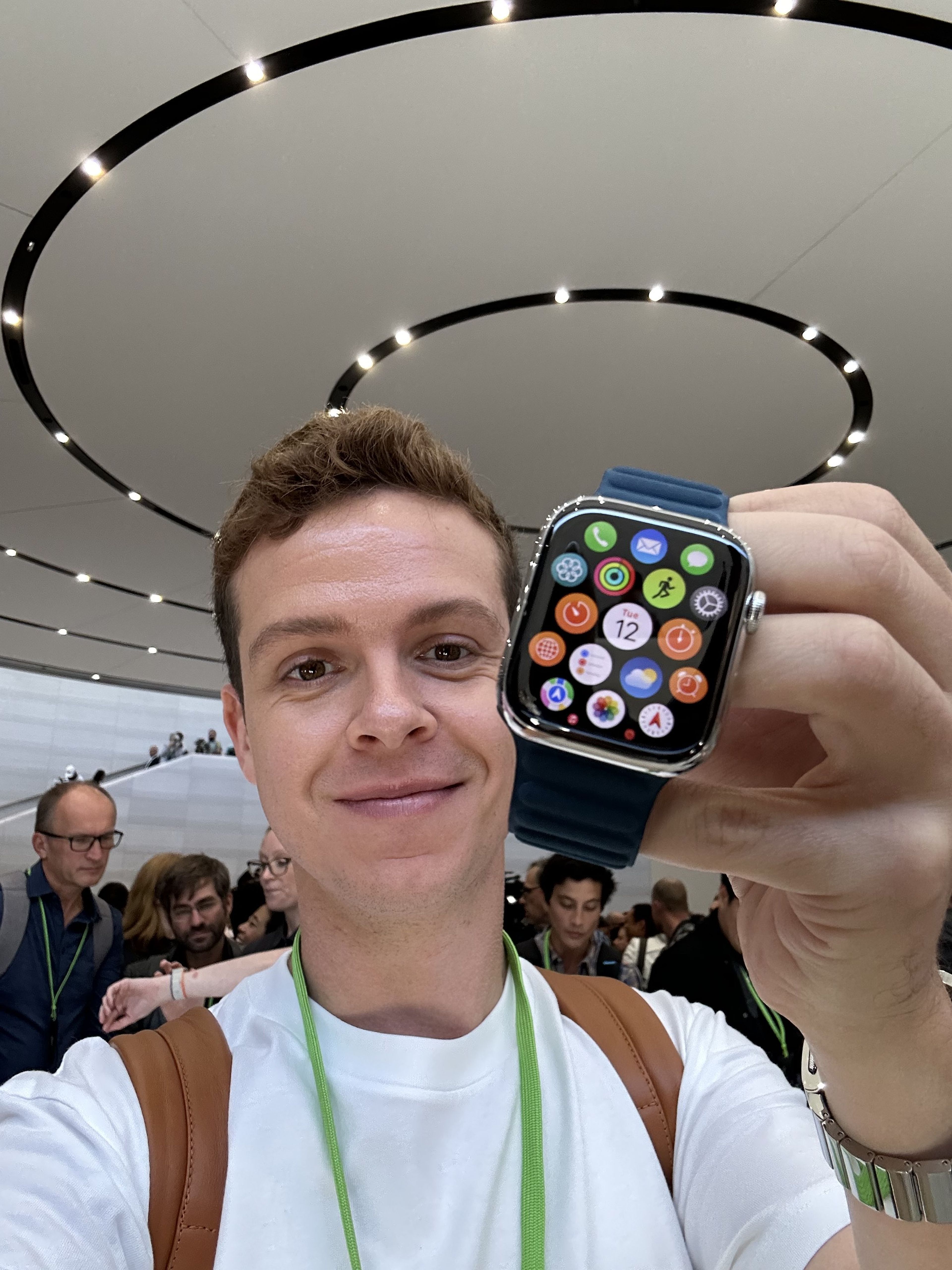 Víctor Abarca sujeta un Apple Watch Series 9