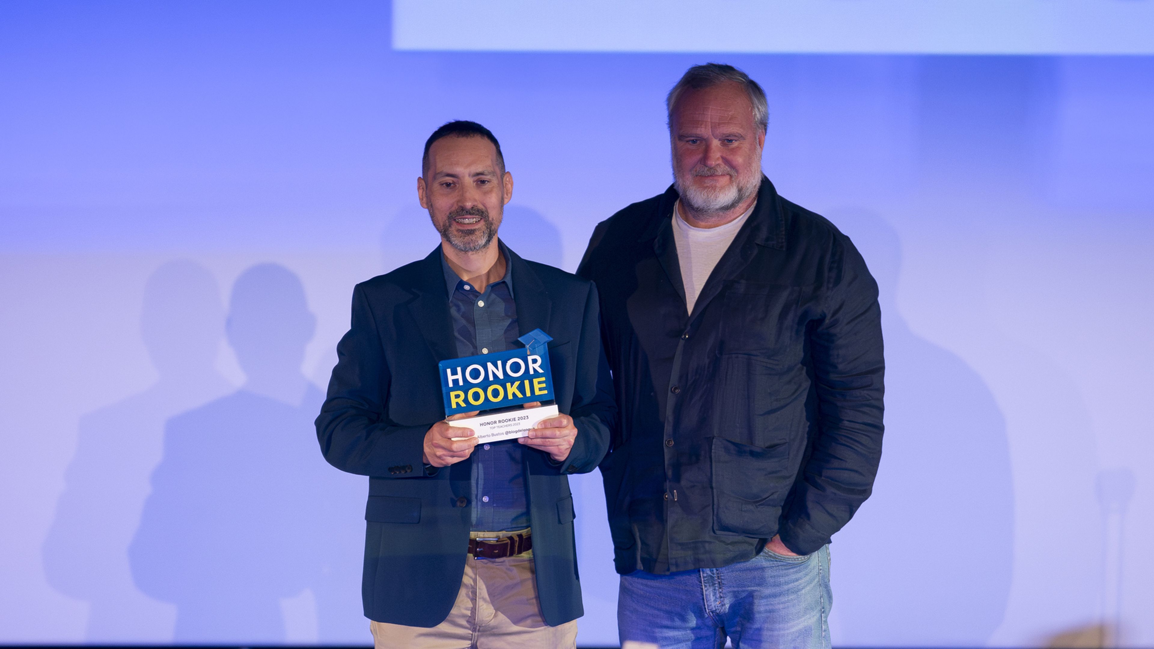 Alberto Bustos recebendo o prêmio com Ramiro Larragán, Diretor de Marketing da HONOR para Espanha e Portugal.