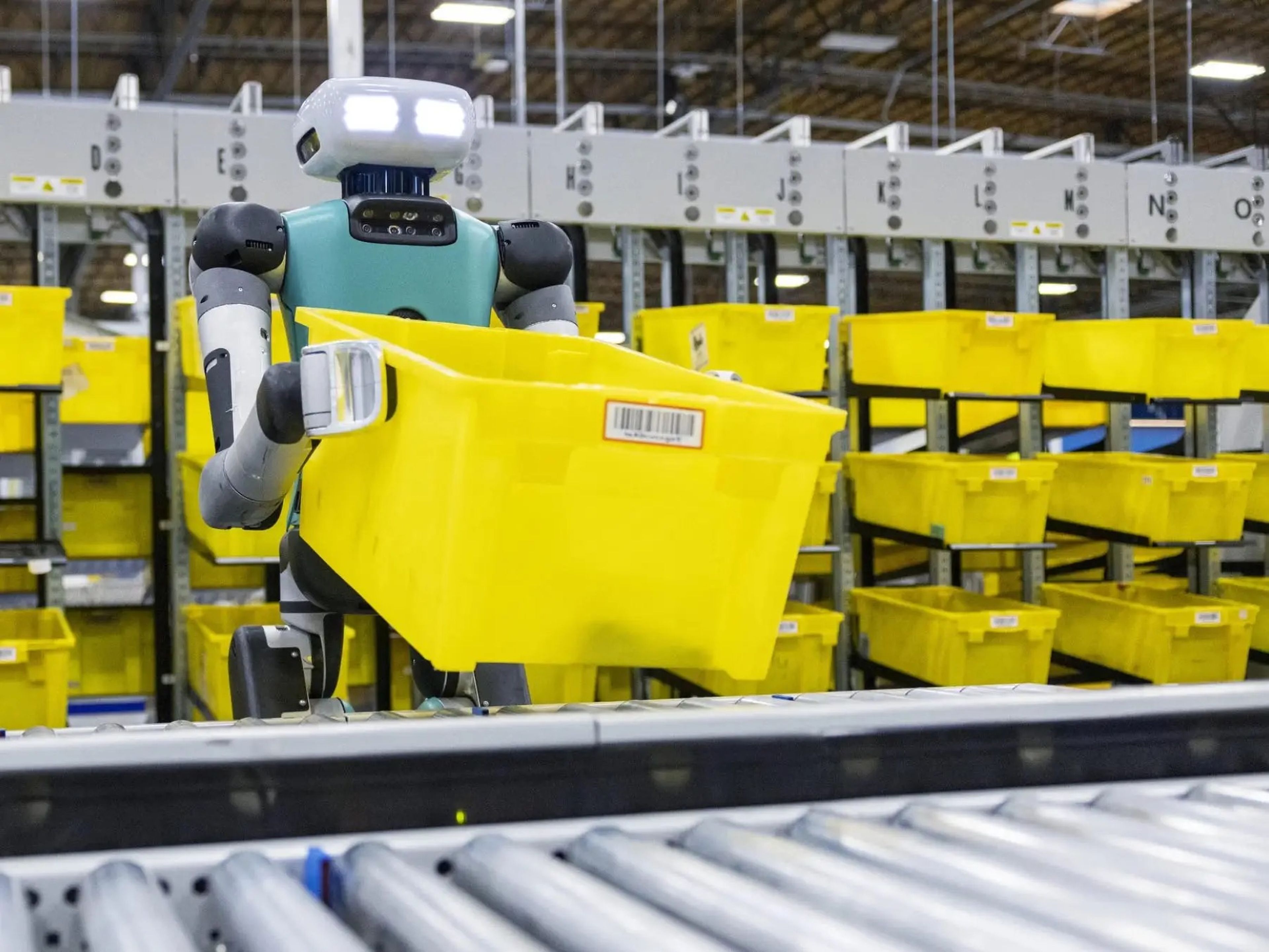 Amazon ha introducido en sus almacenes un nuevo robot bípedo llamado Digit.