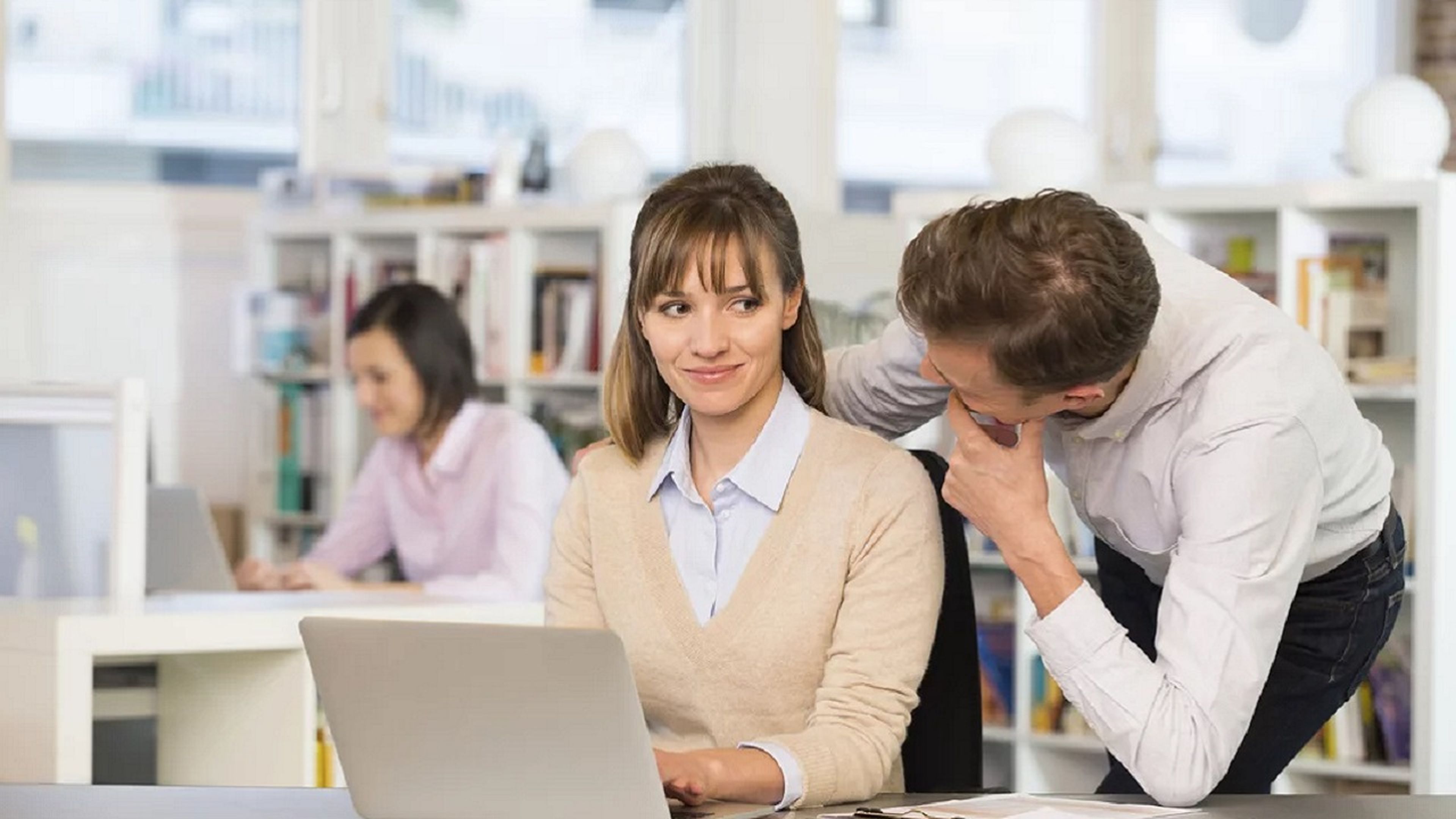 Amor en la oficina: 6 señales inequívocas de que gustas a un compañero de trabajo