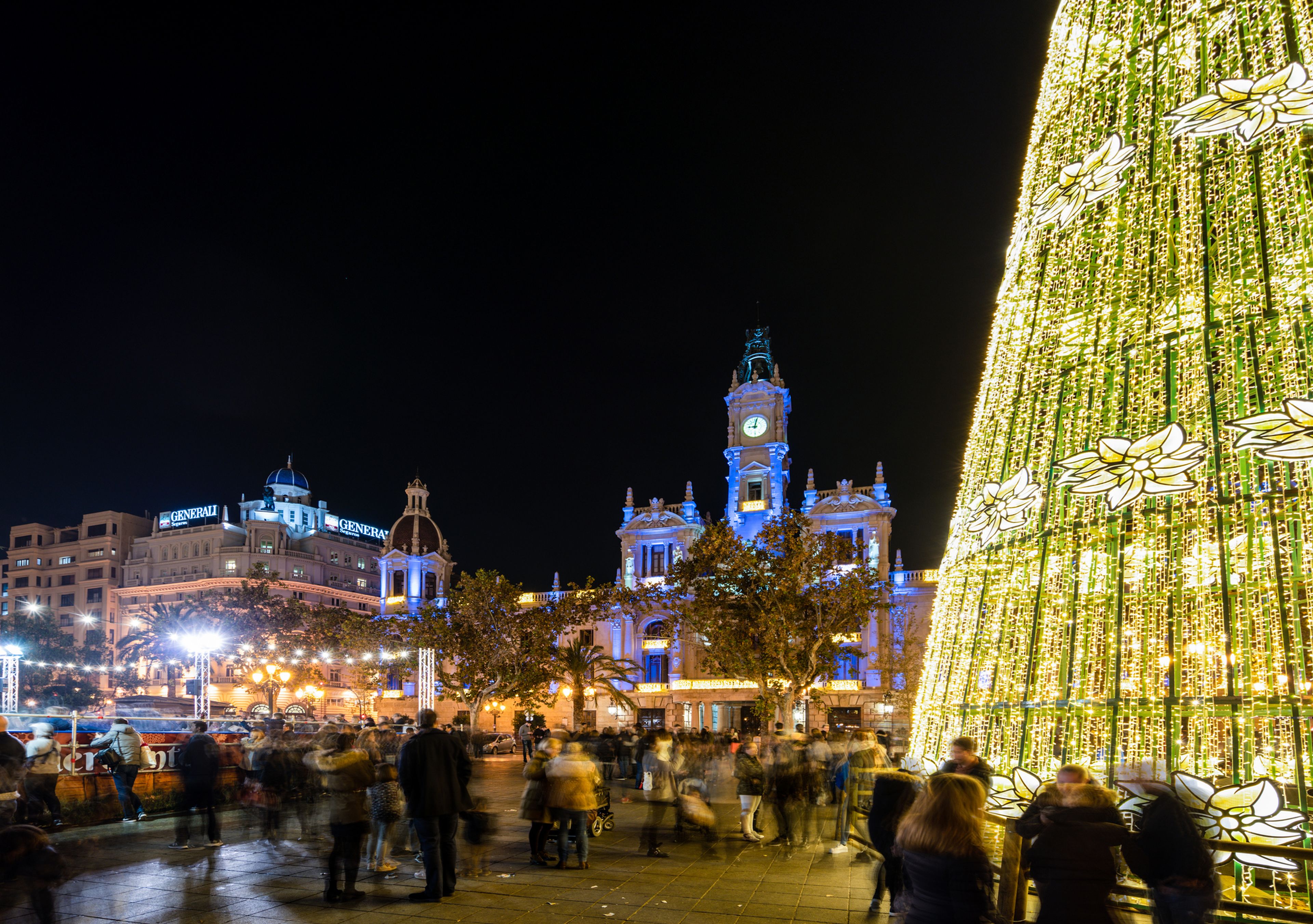 Árbol navideño en la plaza del Ayuntamiento