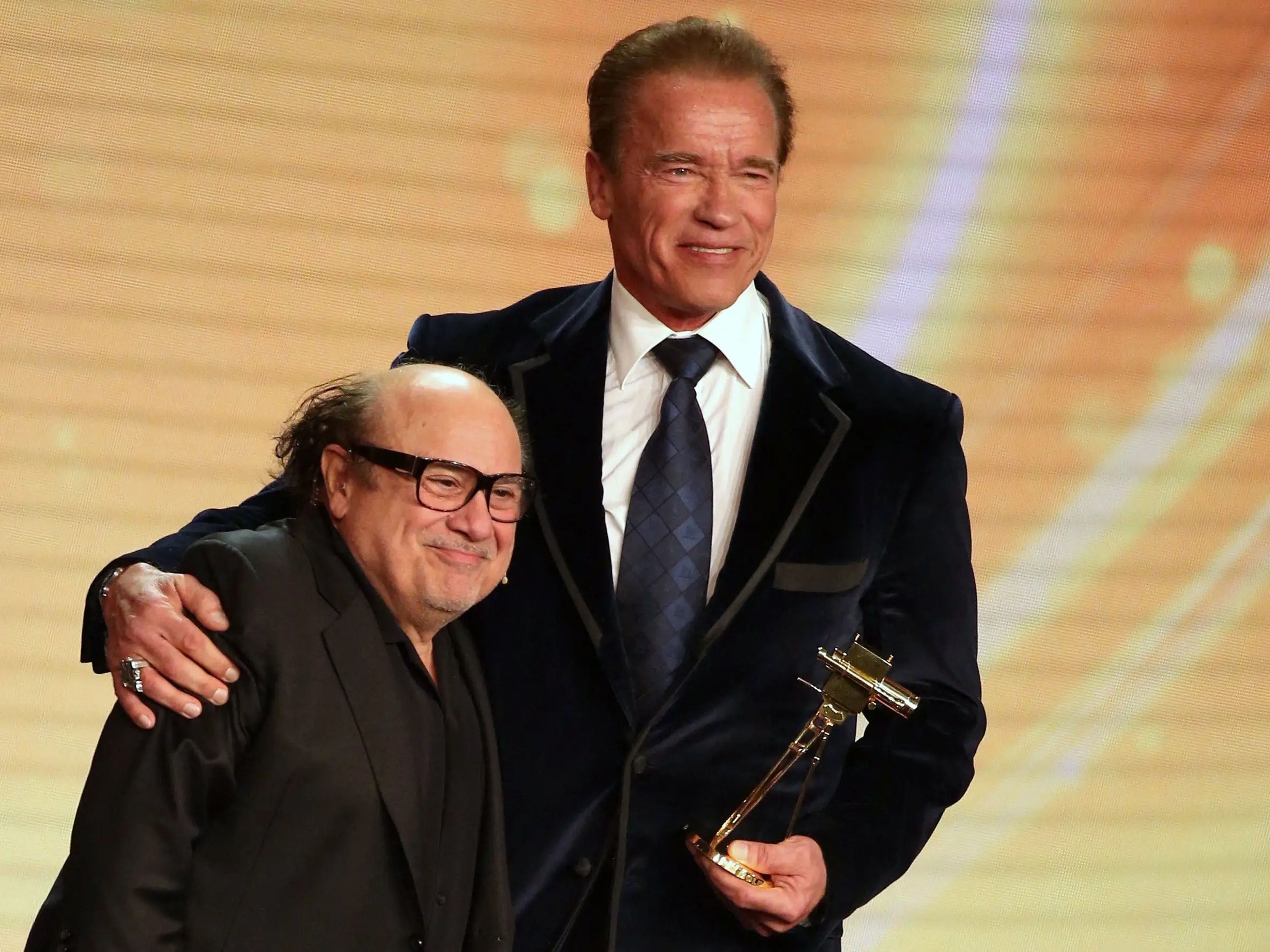 El austriaco Arnold Schwarzenegger, de 1,90 m de estatura, actuó junto a Danny DeVito, mucho más bajo, en la película de los 80 'Twins' ('Los gemelos golpean dos veces', en España).