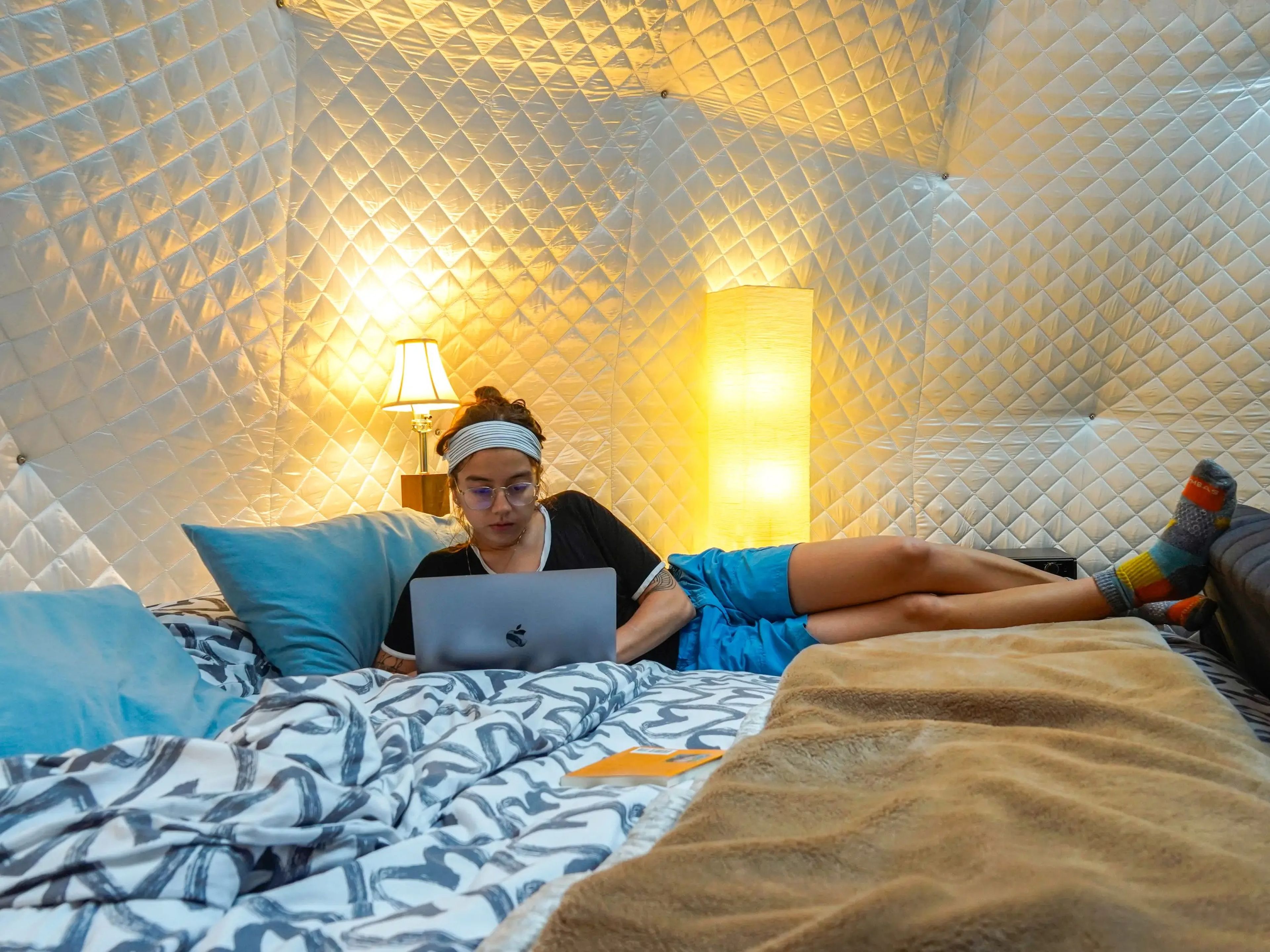 La autora utiliza el wifi en un alojamiento de Airbnb de Ontario, Canadá, en agosto de 2022.