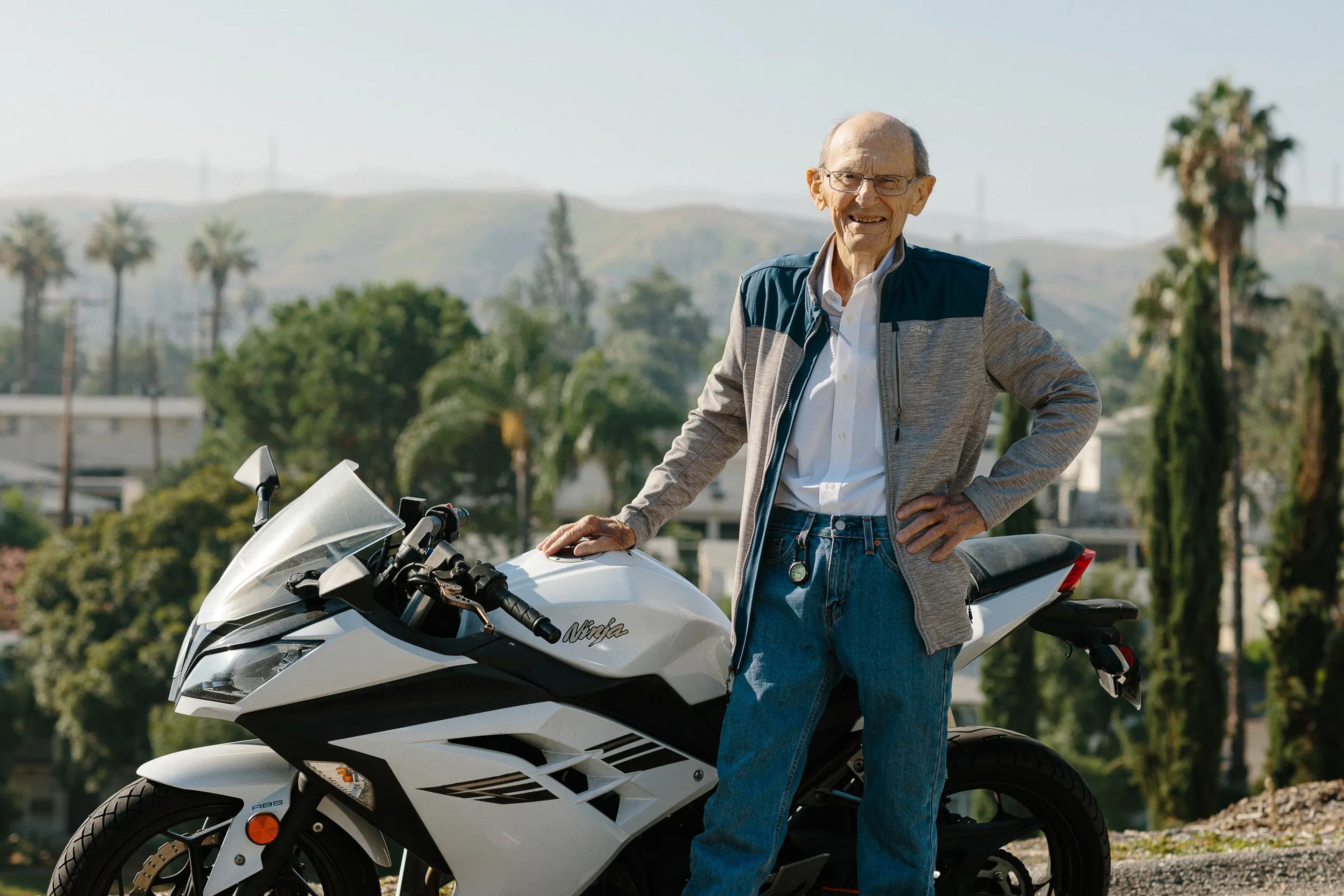 Al doctor David Baylink, de 92 años, le gusta ir al trabajo en su moto.