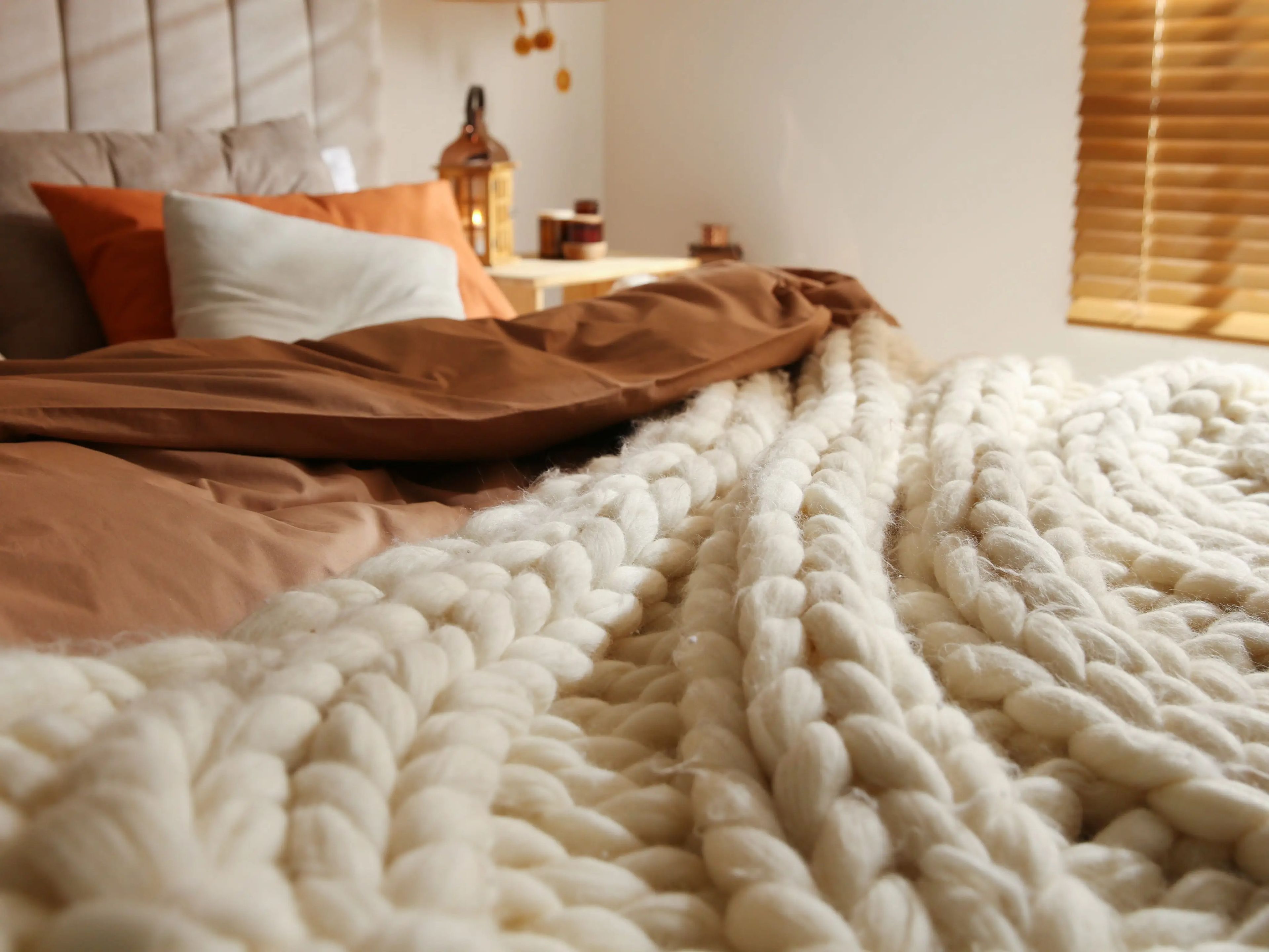 Añade tejidos y texturas a tu cama y sofá.