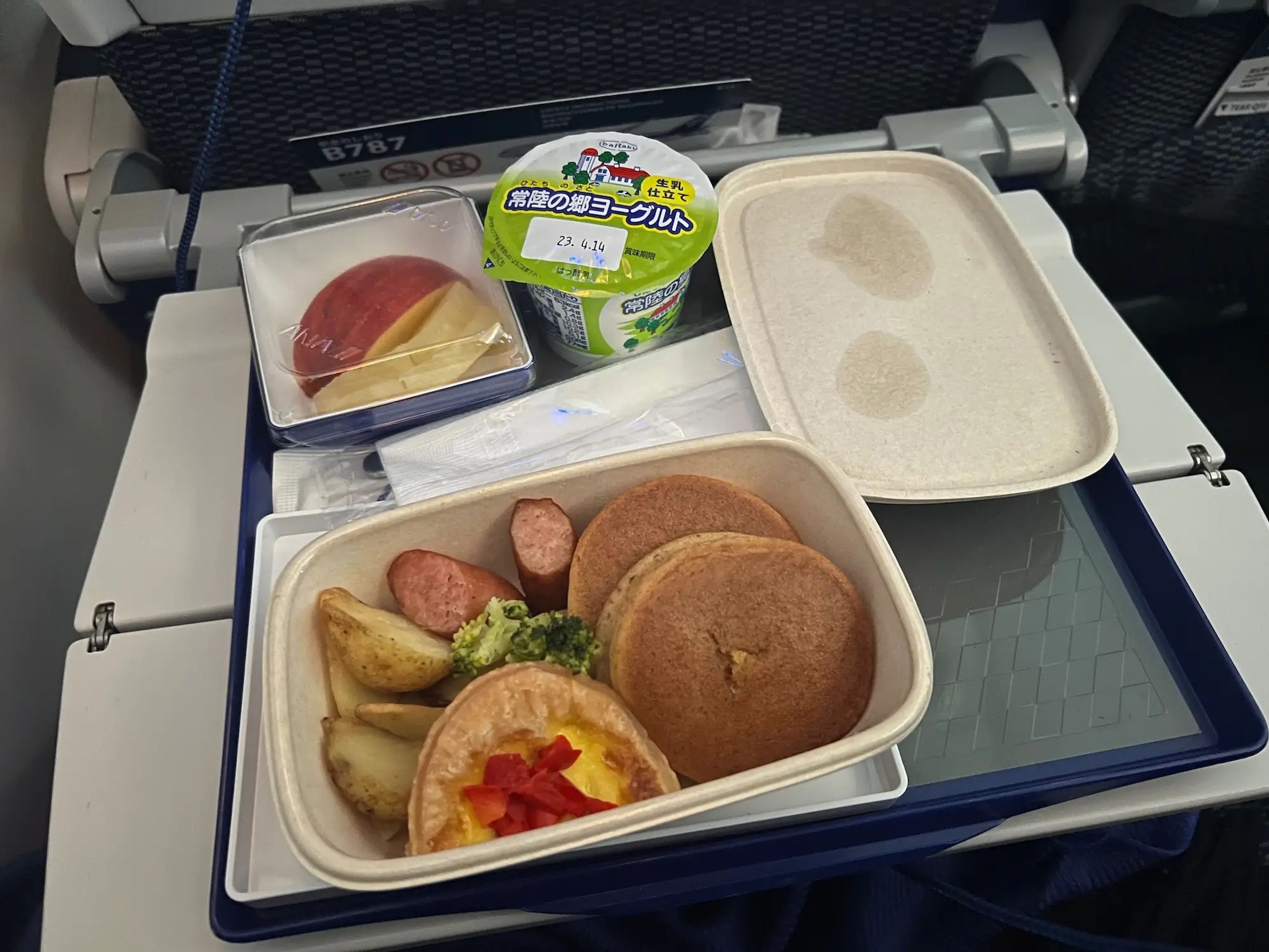 Aunque no me gustaron mucho los huevos, el desayuno de ANA fue uno de los mejores que he probado en cualquier compañía aérea.