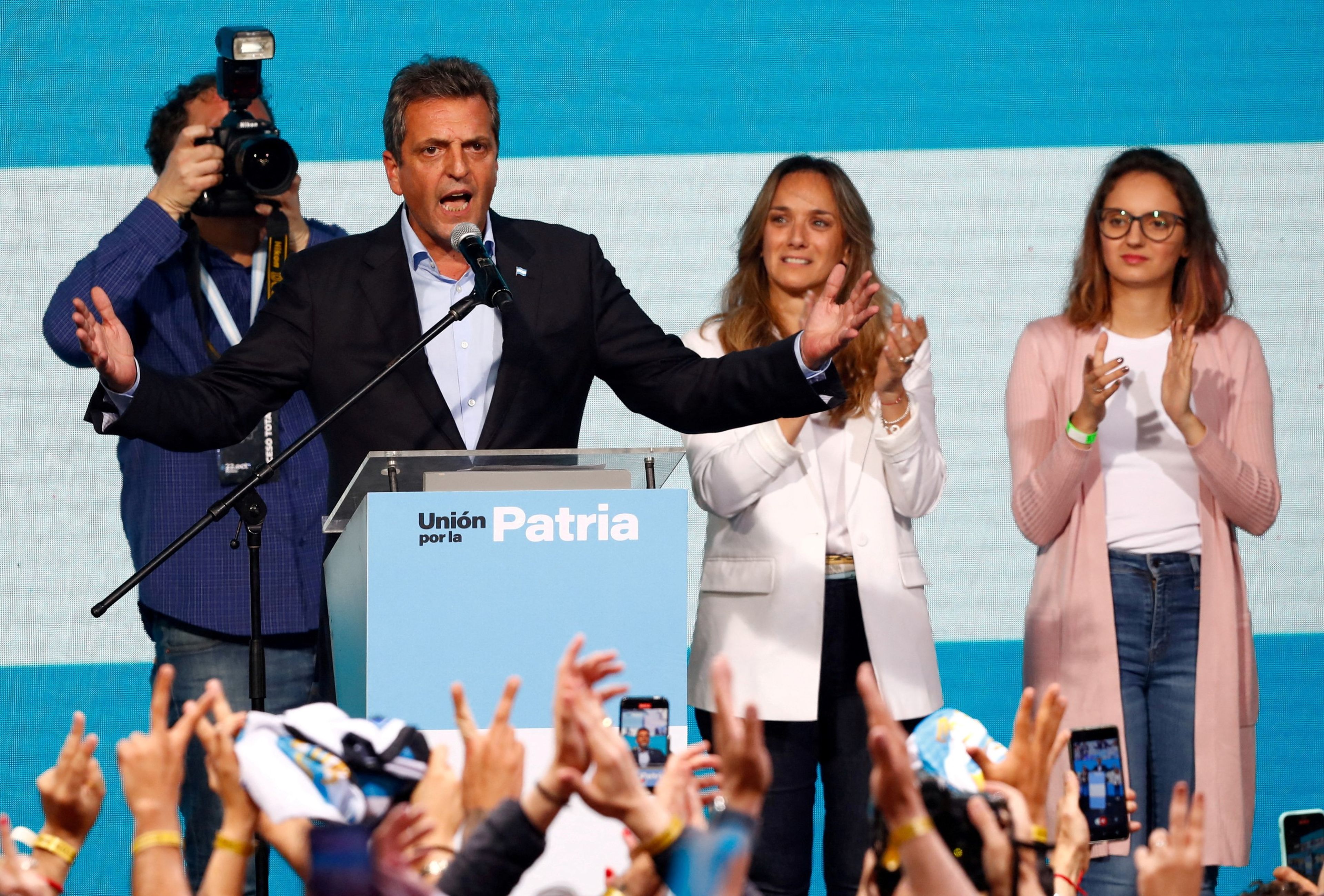 La foto del día: El peronista Sergio Massa da la sorpresa con una ajustada victoria (36,6%) sobre Javier Milei (30%) en las elecciones de Argentina y ahora ambos deberán seducir a los votantes de la conservadora Patricia Bullrich en la segunda vuelta.