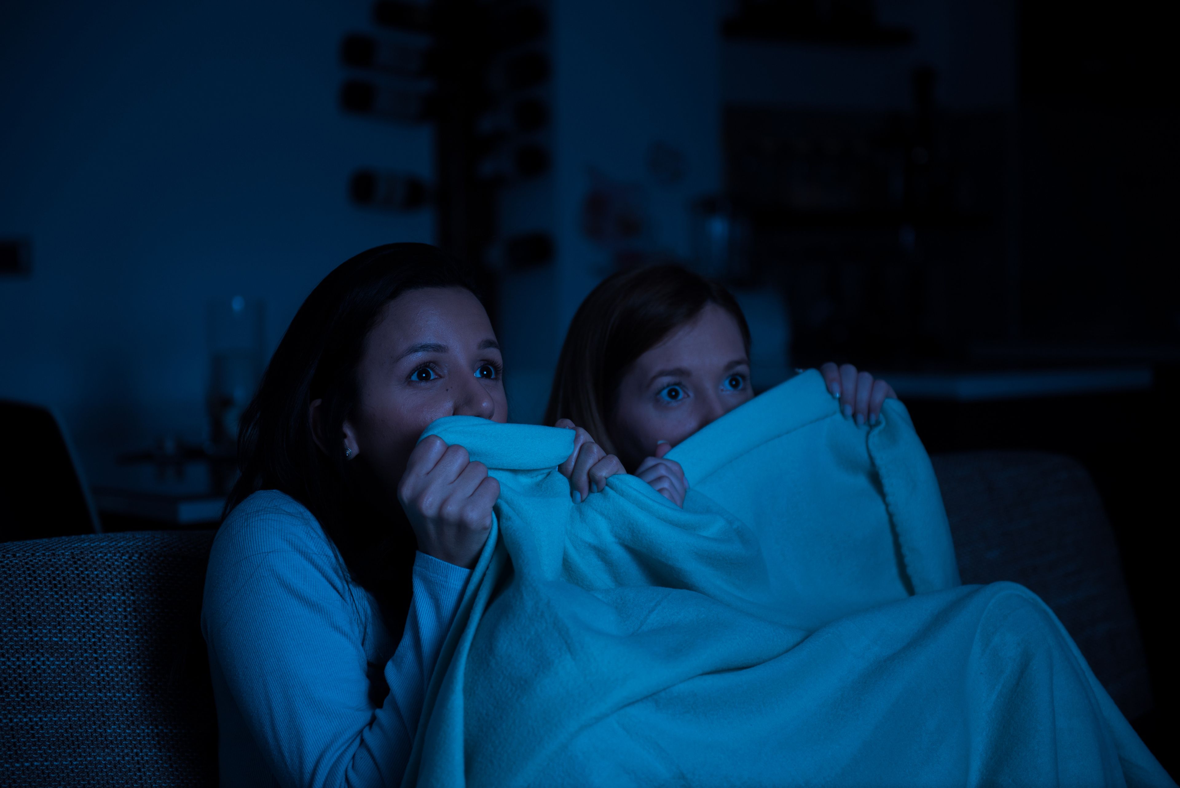 Chicas asustadas viendo una película de terror