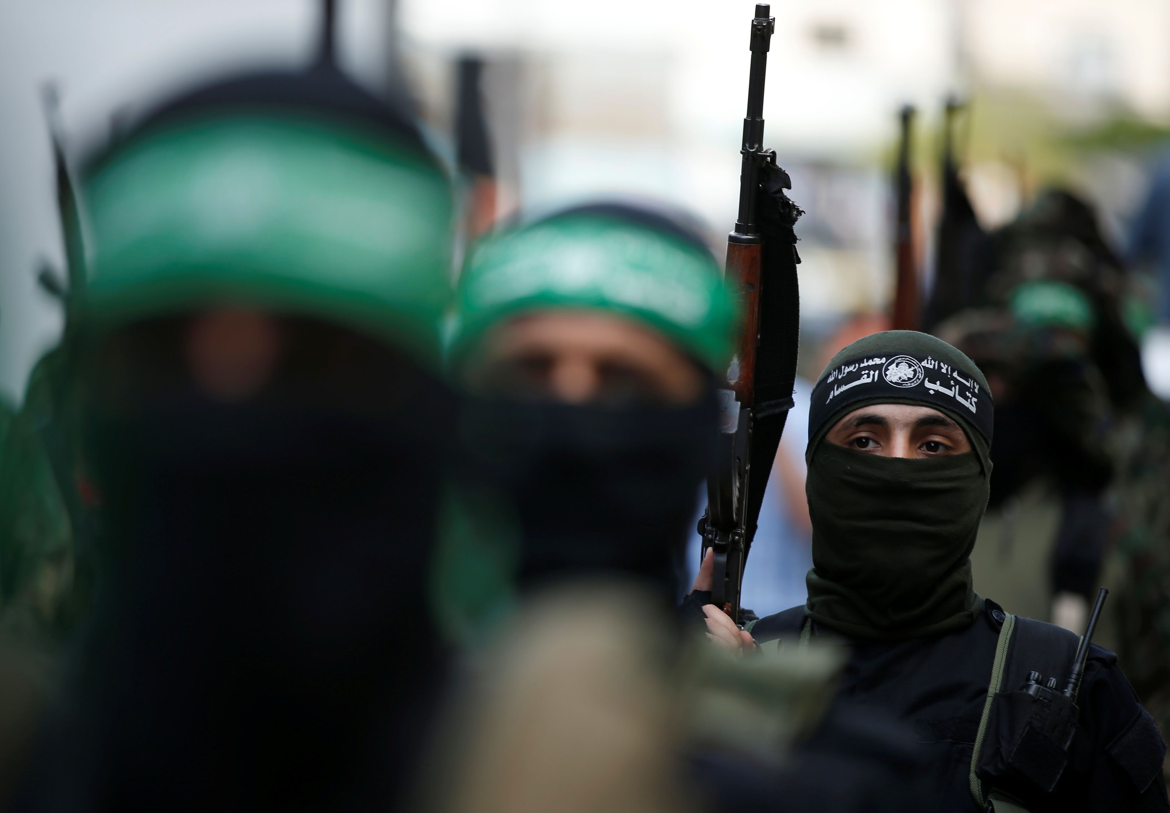 Militantes palestinos de Hamás participan en una manifestación contra Israel en la ciudad de Gaza el 22 de mayo de 2021.