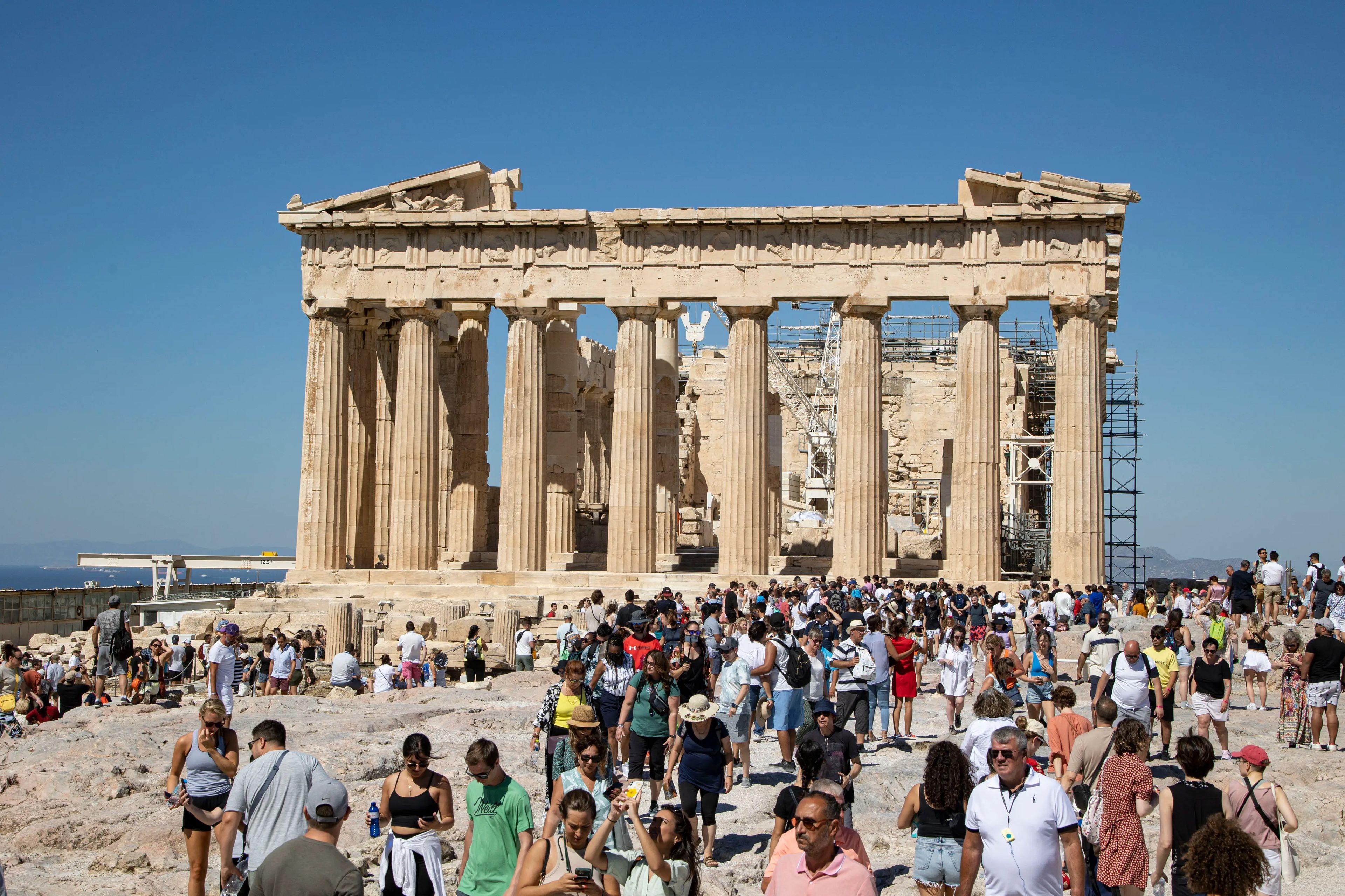 Multitud de turistas frente al Partenón, en la Acrópolis de Atenas (Grecia).