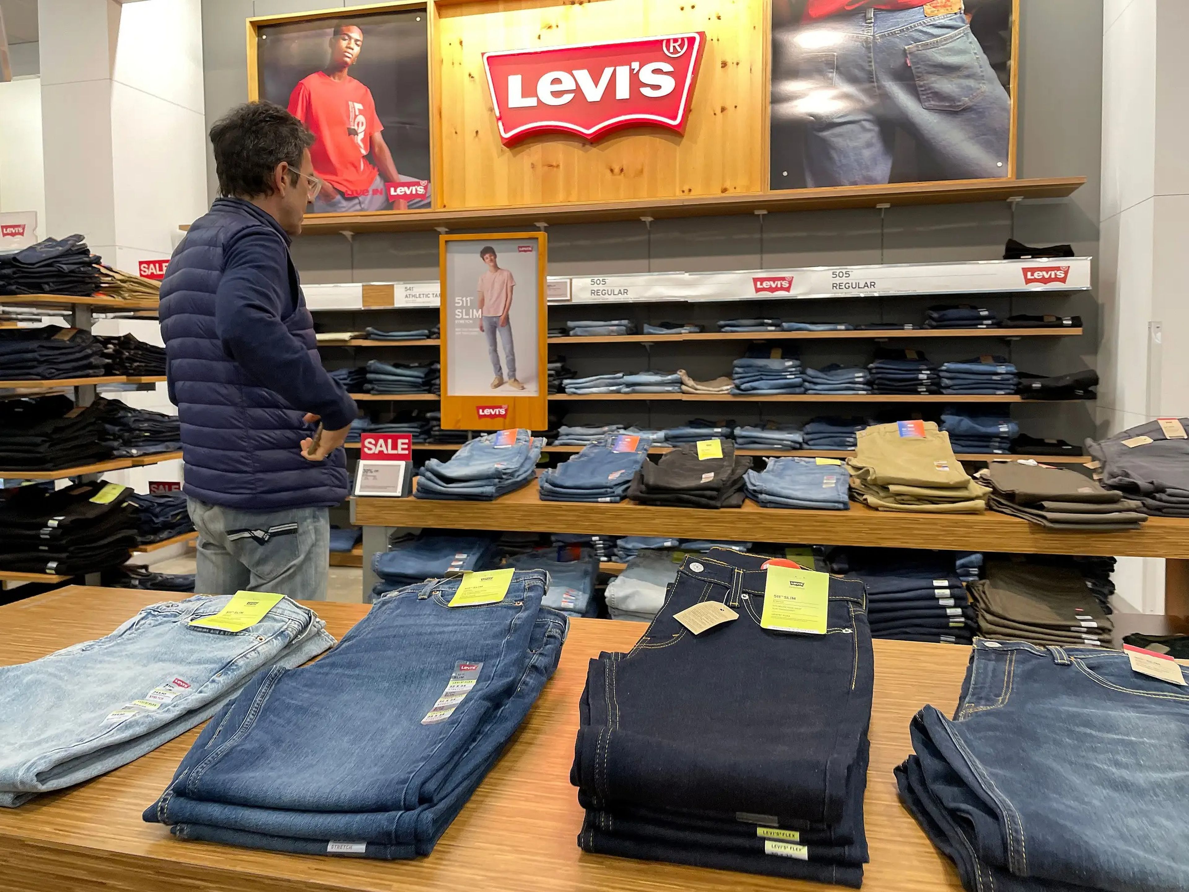 Un cliente mira un expositor de ropa Levi's en una tienda Kohl's el 06 de abril de 2023 en San Rafael, California.