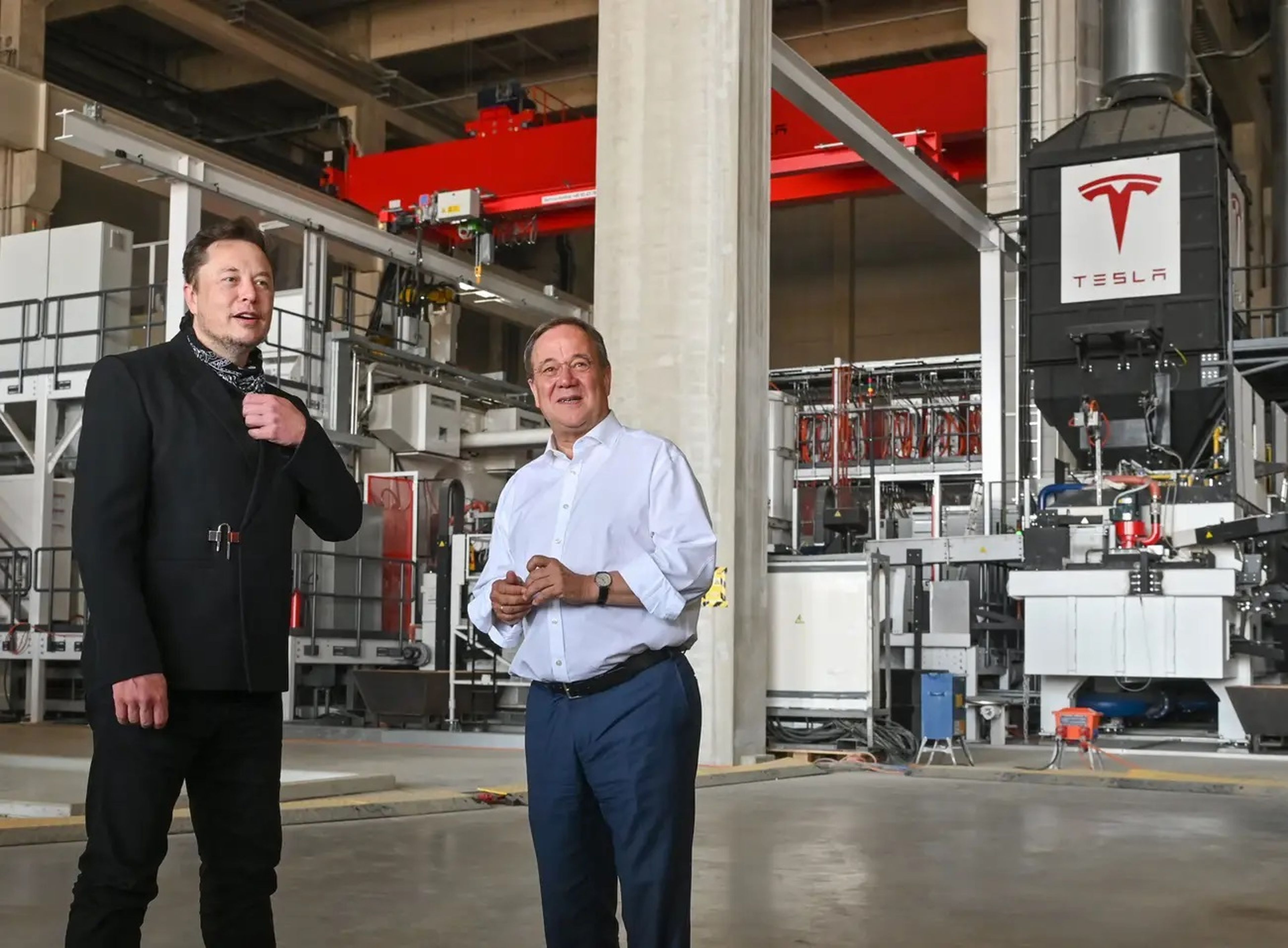 Elon Musk, CEO de Tesla, y Armin Laschet, primer ministro de Renania del Norte-Westfalia, conversan durante una visita a una futura Gigafactoría de Tesla el 13 de agosto de 2021 en Grünheide, cerca de Berlín, Alemania.