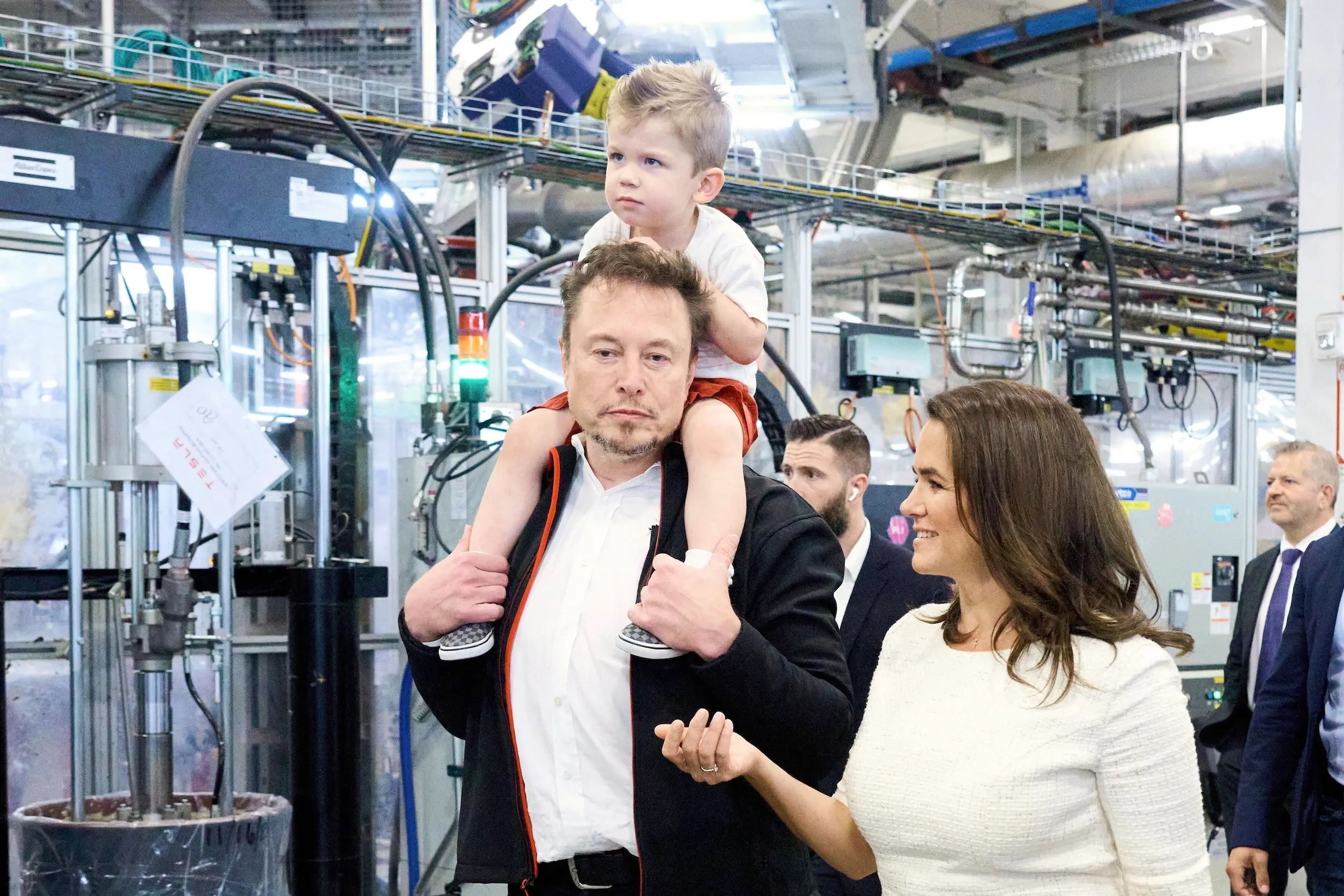 Elon Musk con su hijo X, de 3 años, en la planta de Tesla en Austin, Texas (Estados Unidos), el pasado lunes, 25 de septiembre de 2023.