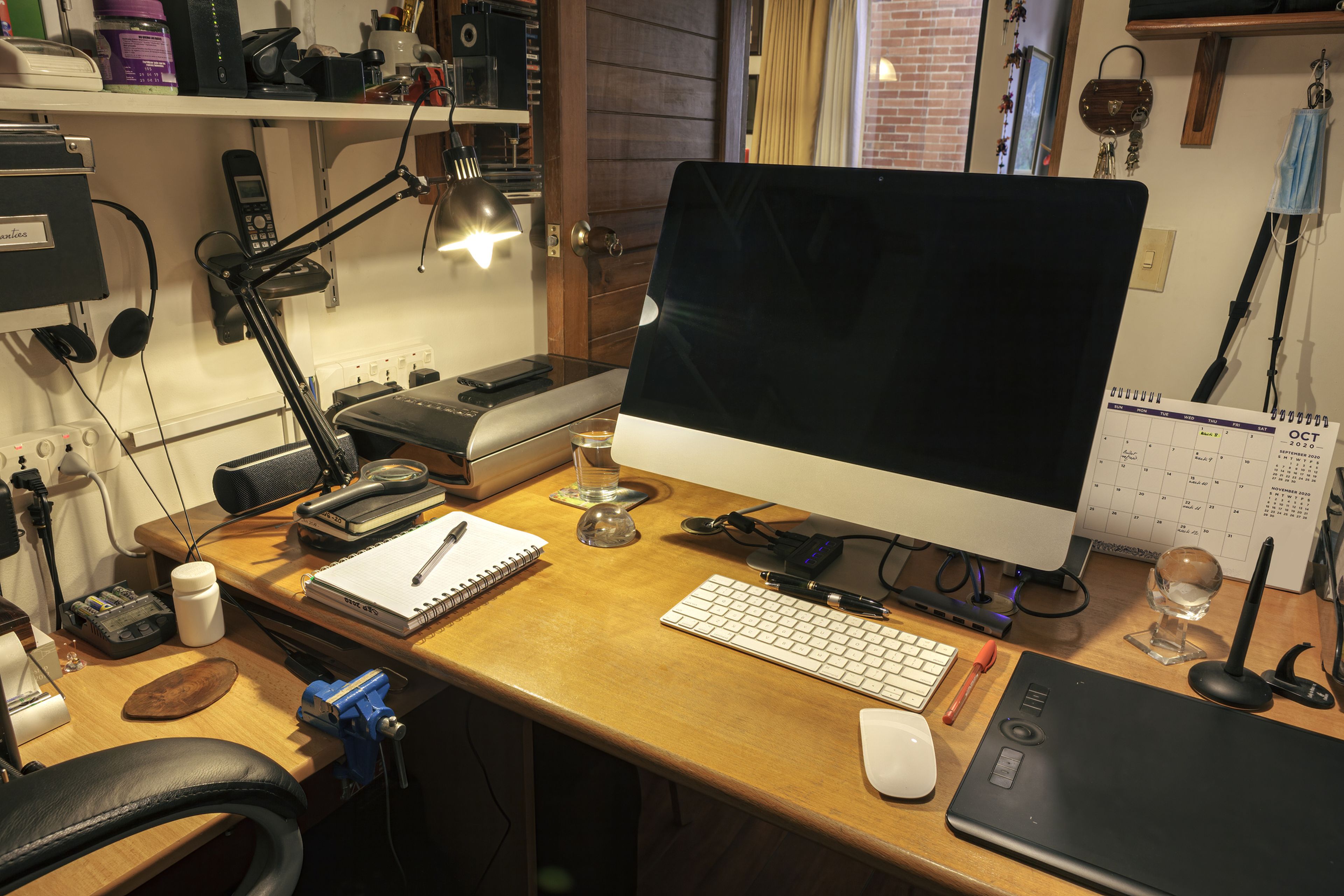 Un escritorio con muchos aparatos electrónicos.