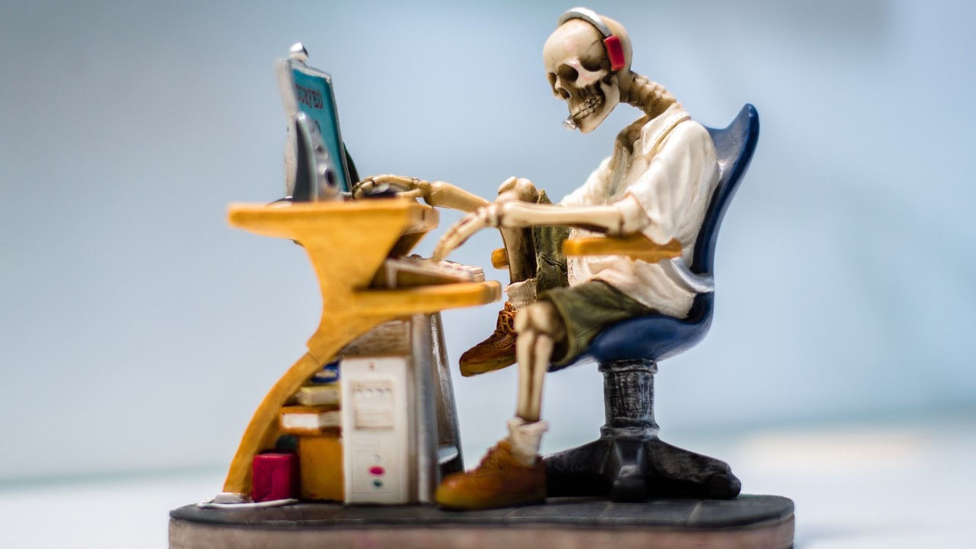 Un esqueleto trabaja con un ordenador. 