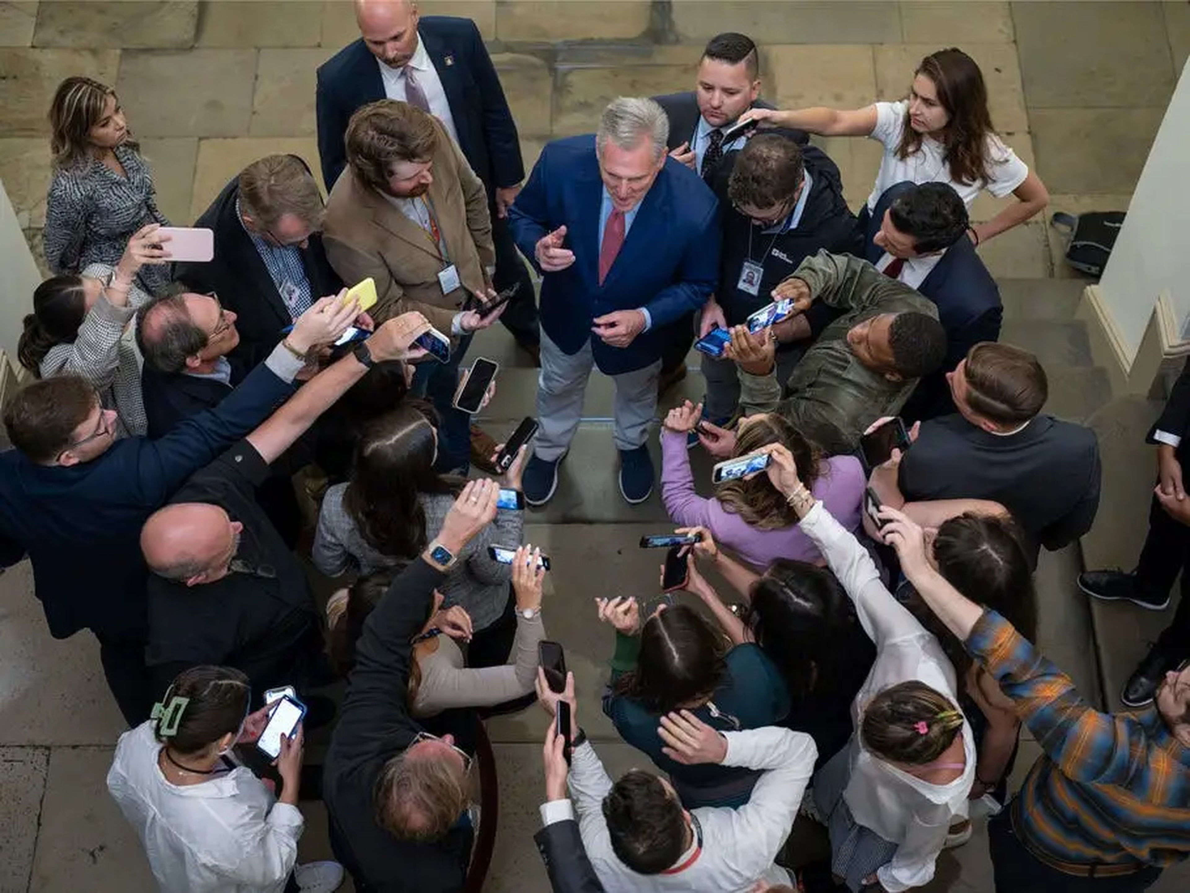 El que fuera presidente de la Cámara de Representantes, el republicano Kevin McCarthy, rodeado de periodistas.