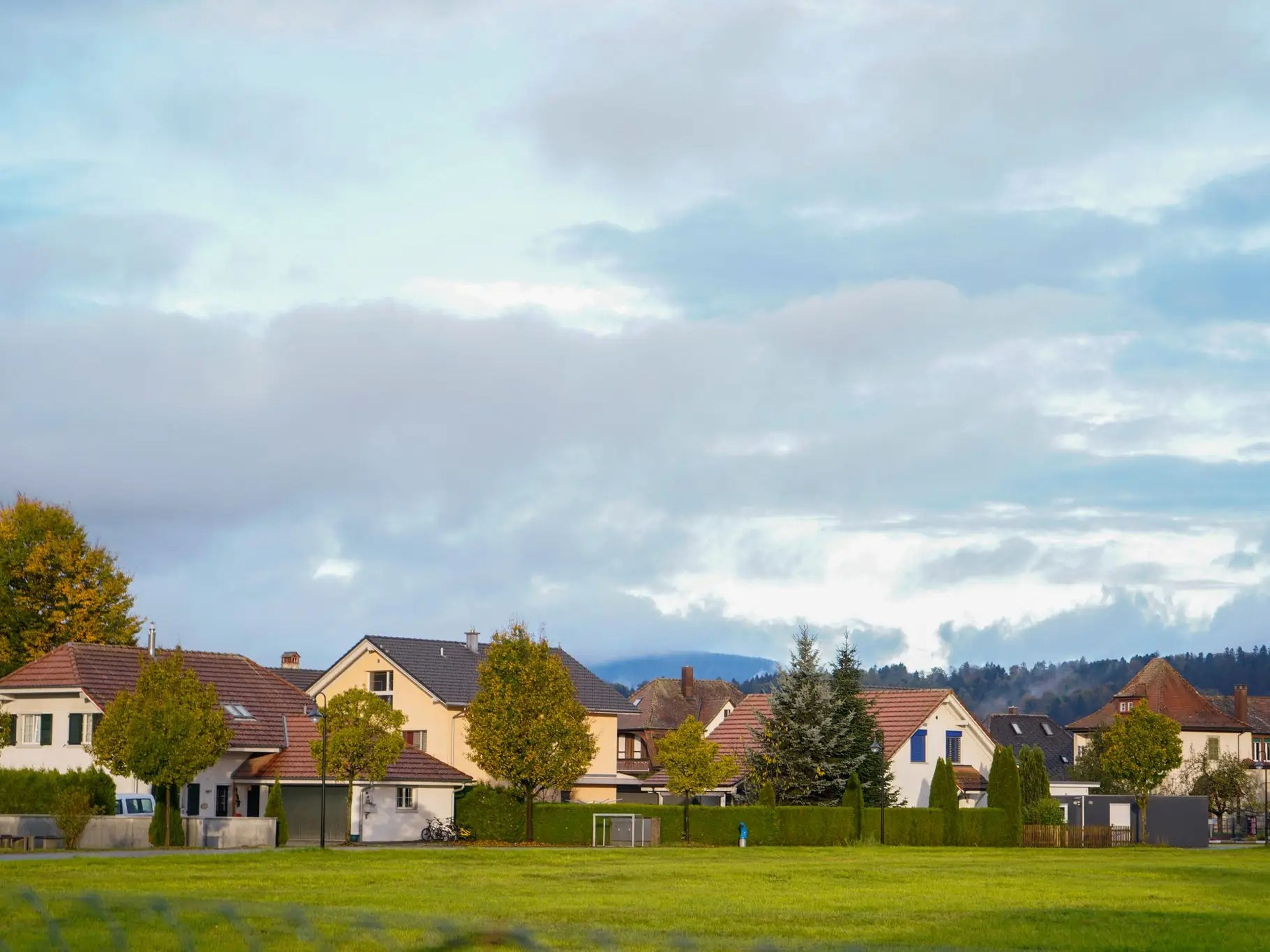 Casas que rodean el alojamiento de Airbnb de la autora en Roggwil, Suiza, en octubre de 2022.