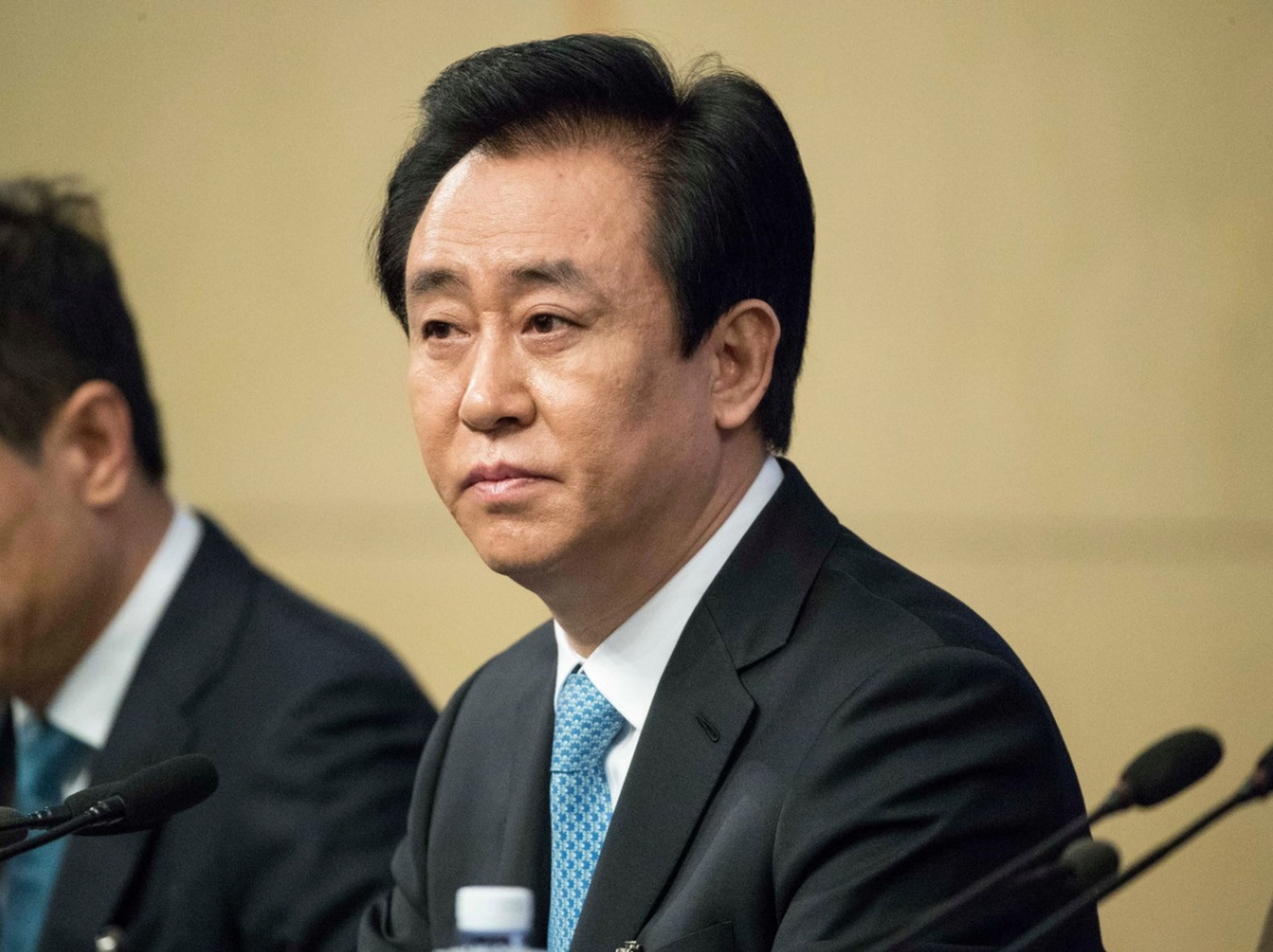 El fundador de China Evergrande, Hui Ka Yan, está siendo vigilado por las autoridades por presuntos delitos.