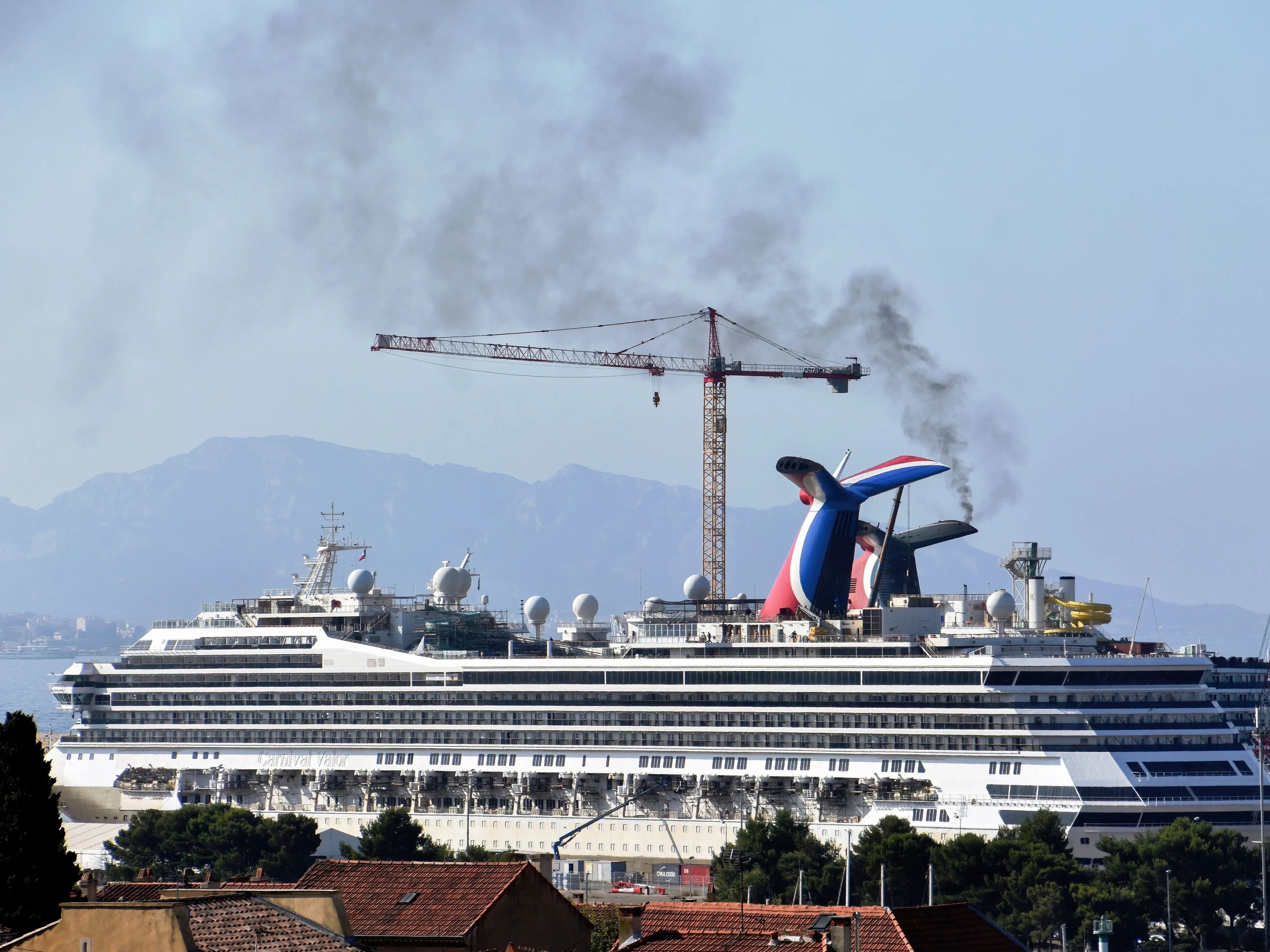 El crucero Carnival Valor atracado en Marsella, Francia.