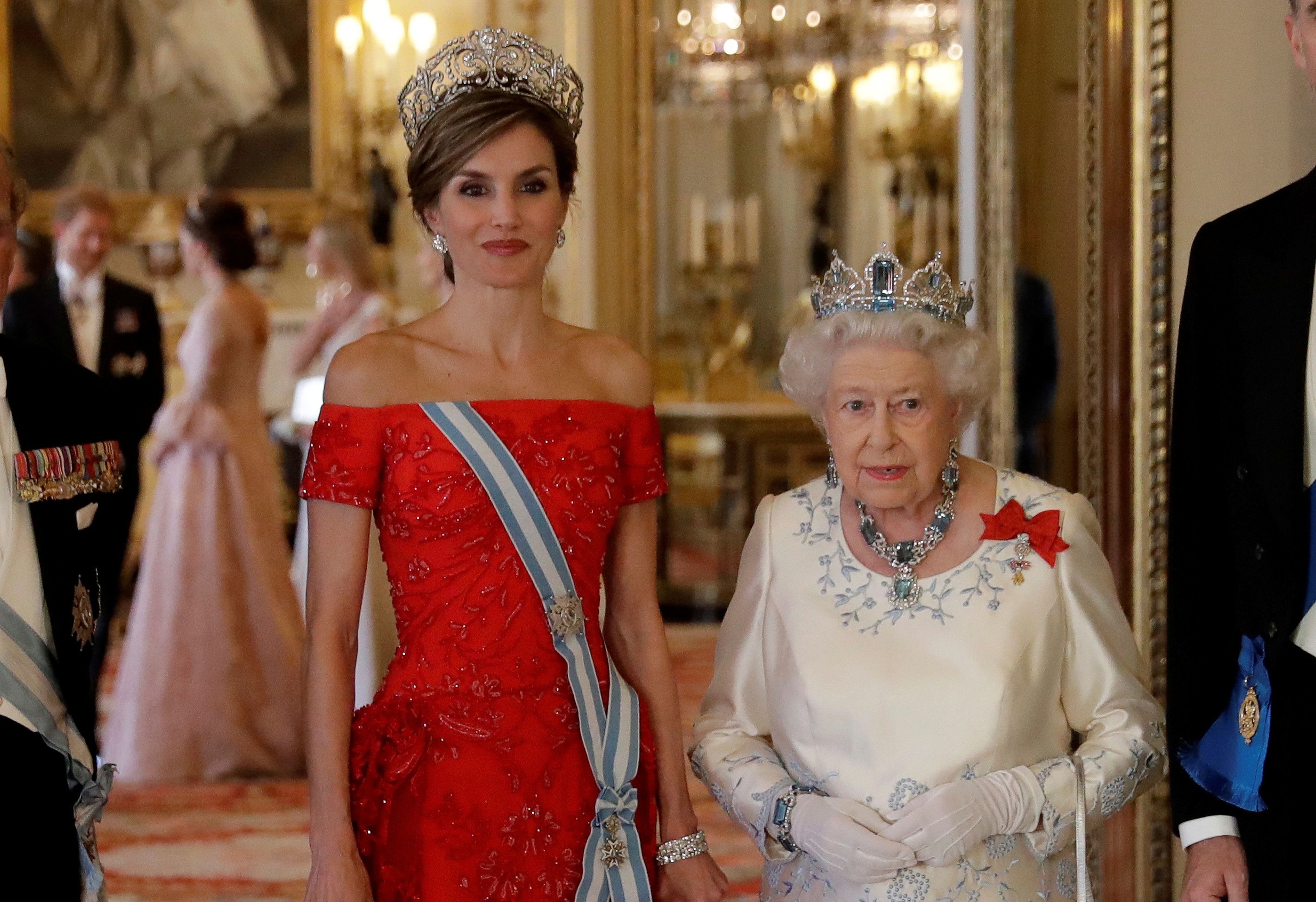 Letizia luciendo la tiara Flor de Lis junto a la difunta Reina de Inglaterra.