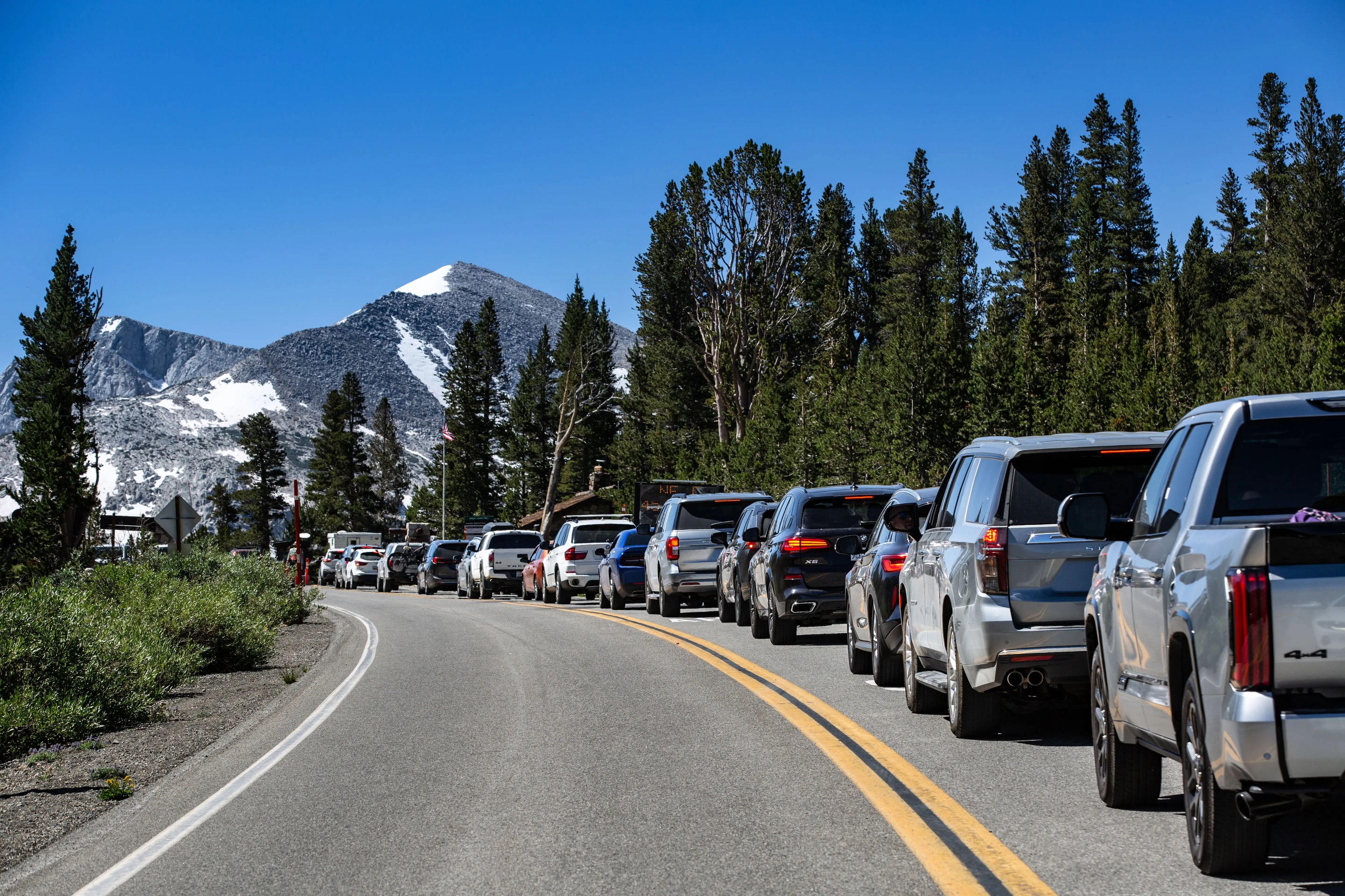 Una fila de coches avanza lentamente hacia la entrada Tioga Pass Highway 120 del Parque Nacional de Yosemite, el 5 de agosto de 2023.