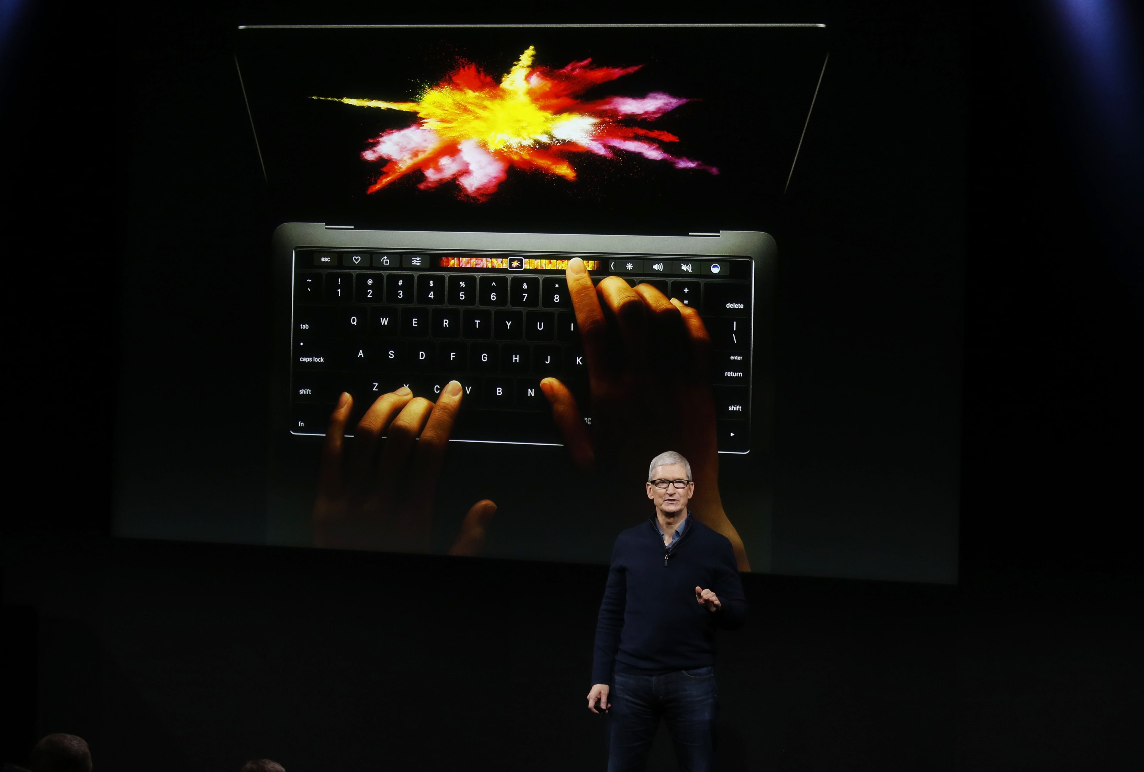 El consejero delegado de Apple, Tim Cook, bajo un gráfico del nuevo MacBook Pro.