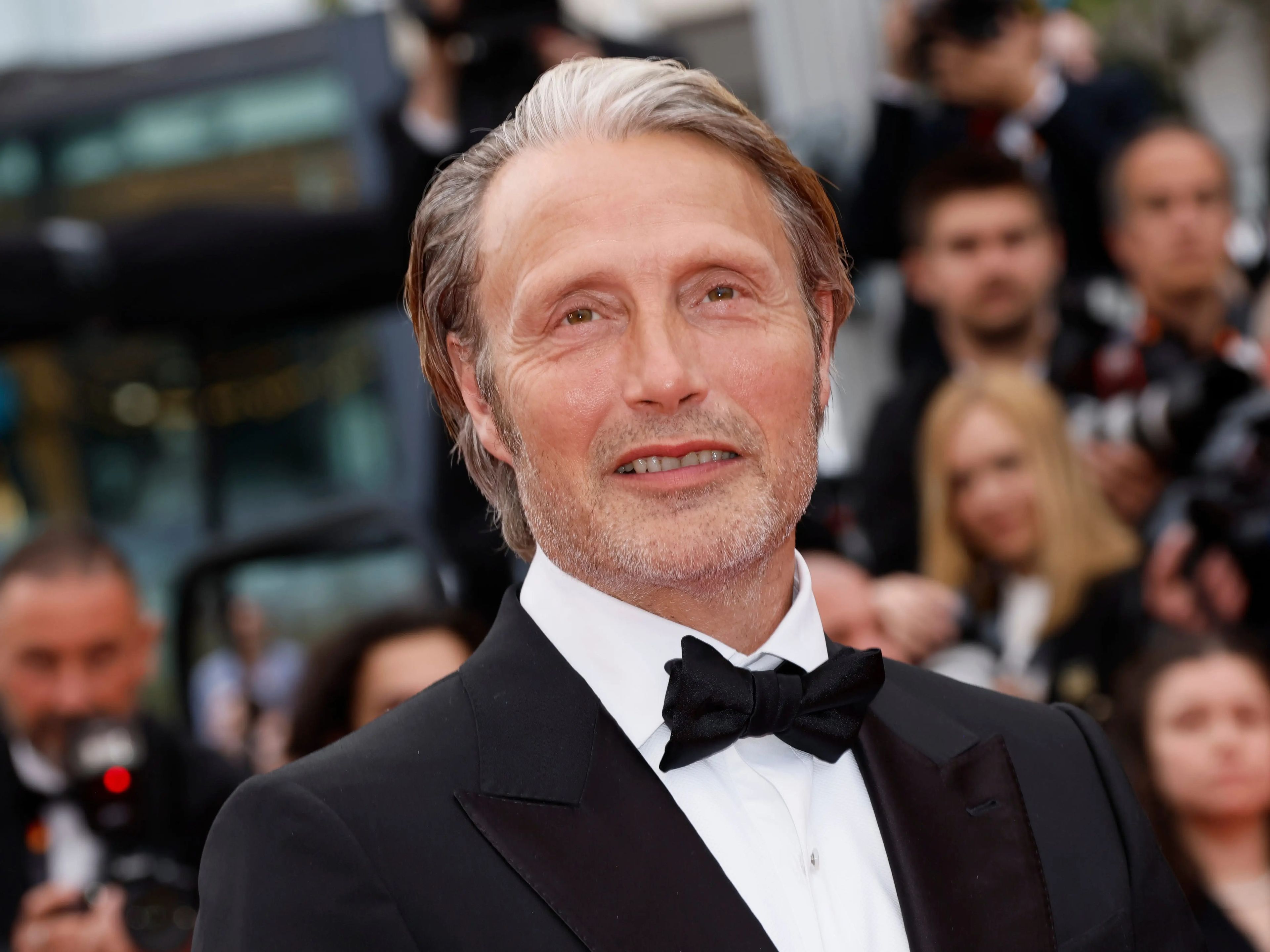 Formado como gimnasta, el actor Mads Mikkelsen empezó a actuar en su país natal, Dinamarca.