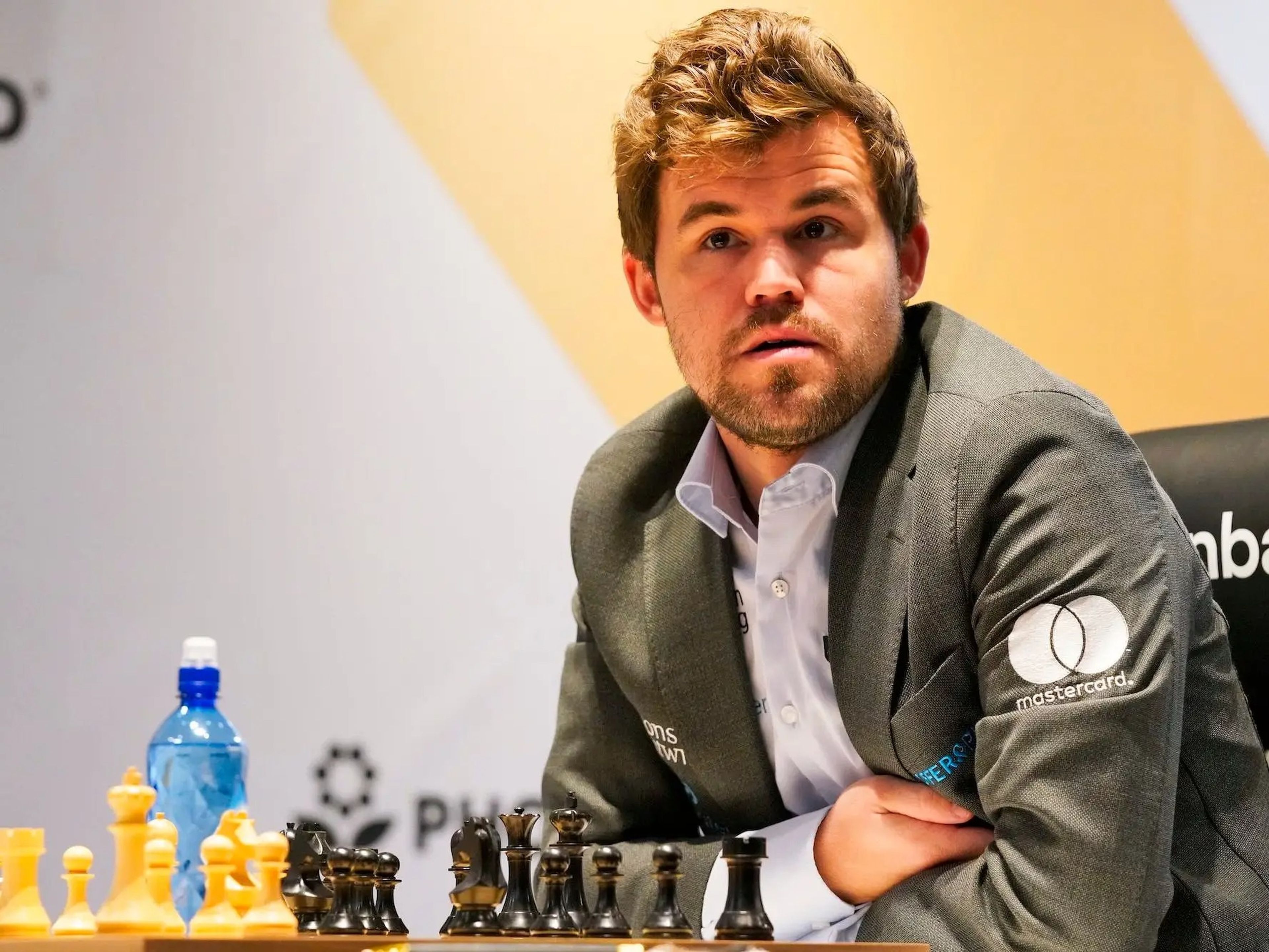 Dependiendo de cómo se peine, el gran maestro noruego de ajedrez Magnus Carlsen puede aumentar un poco su estatura.