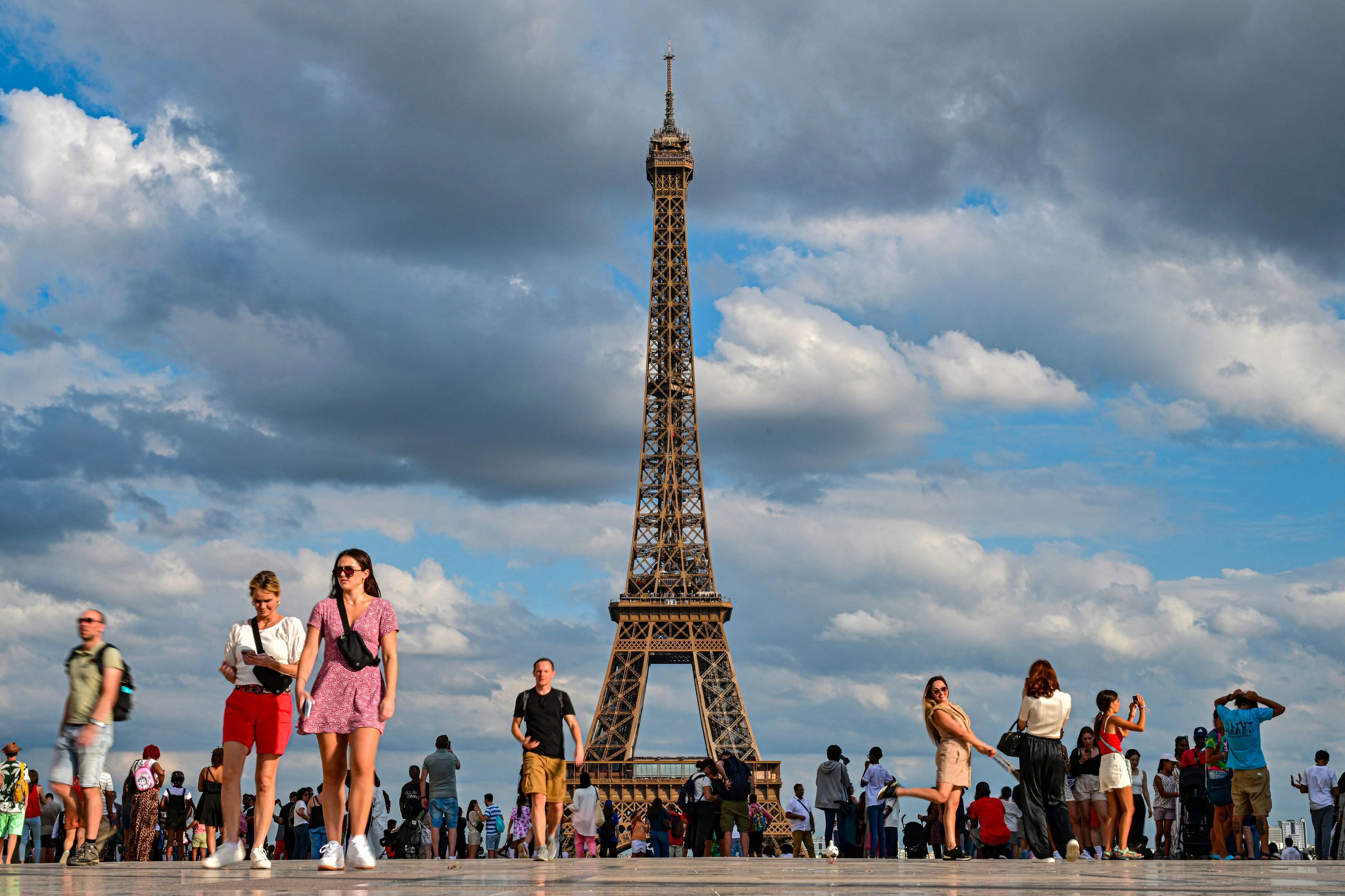 Varias personas se alejan de la Torre Eiffel en París el 16 de agosto de 2023.