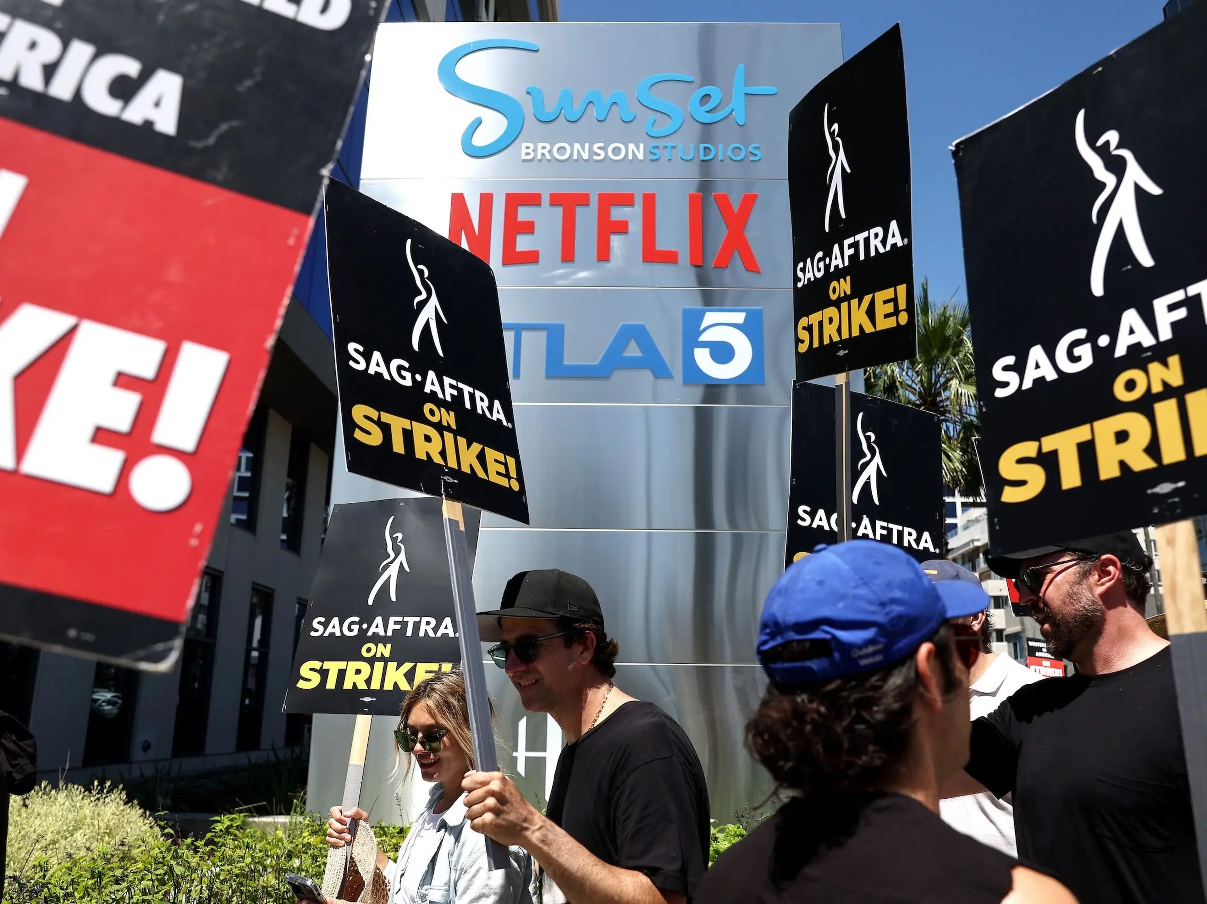 Miembros en huelga de SAG-AFTRA hacen un piquete con trabajadores en huelga de WGA (Writers Guild of America) ante las oficinas de Netflix.