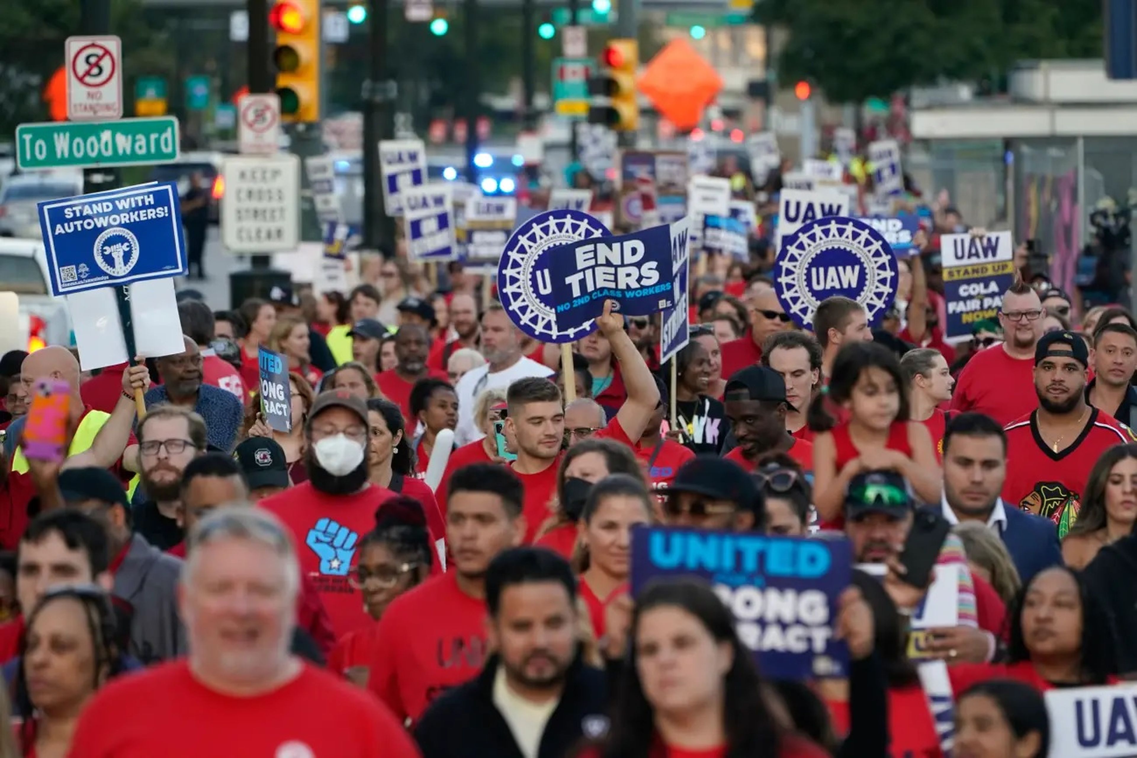 Miembros de United Auto Workers marchan por el centro de Detroit el 15 de septiembre de 2023.