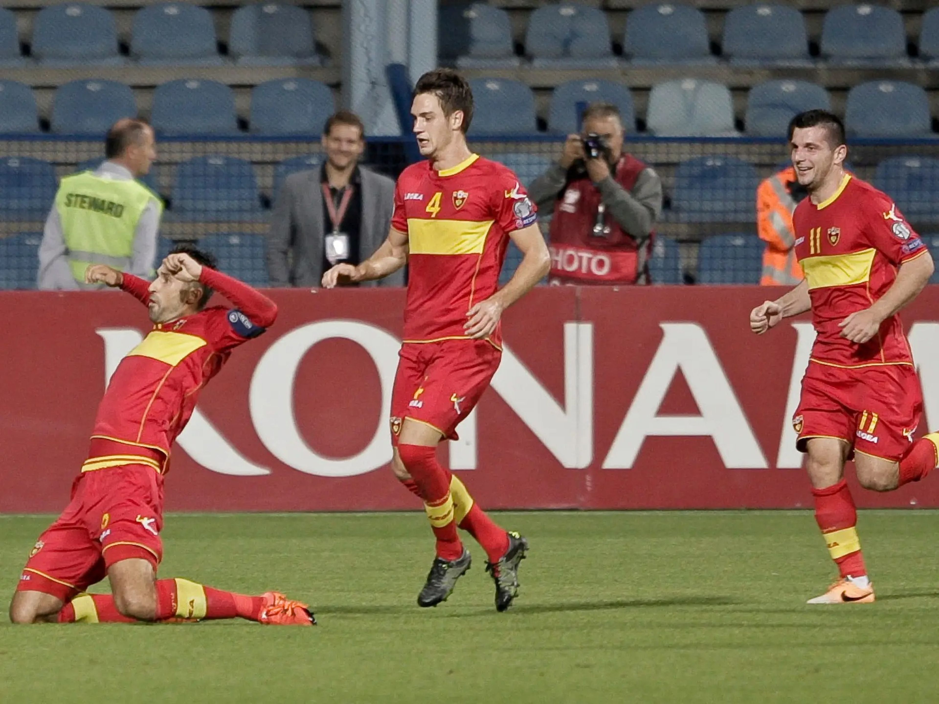 Miembros de la selección de fútbol de Montenegro durante el partido de clasificación para la Eurocopa 2016.