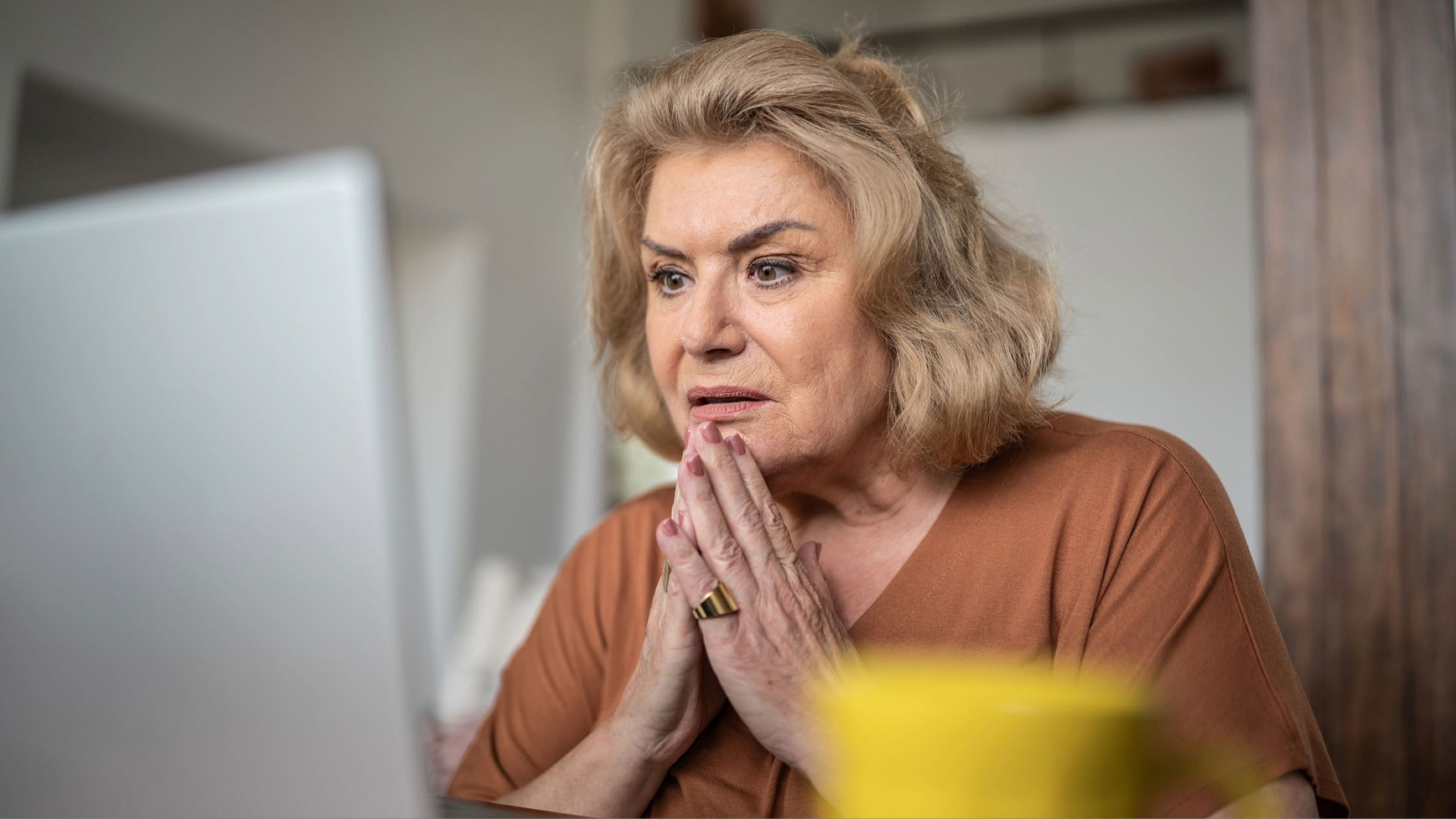 Mujer mayor, preocupada frente al ordenador