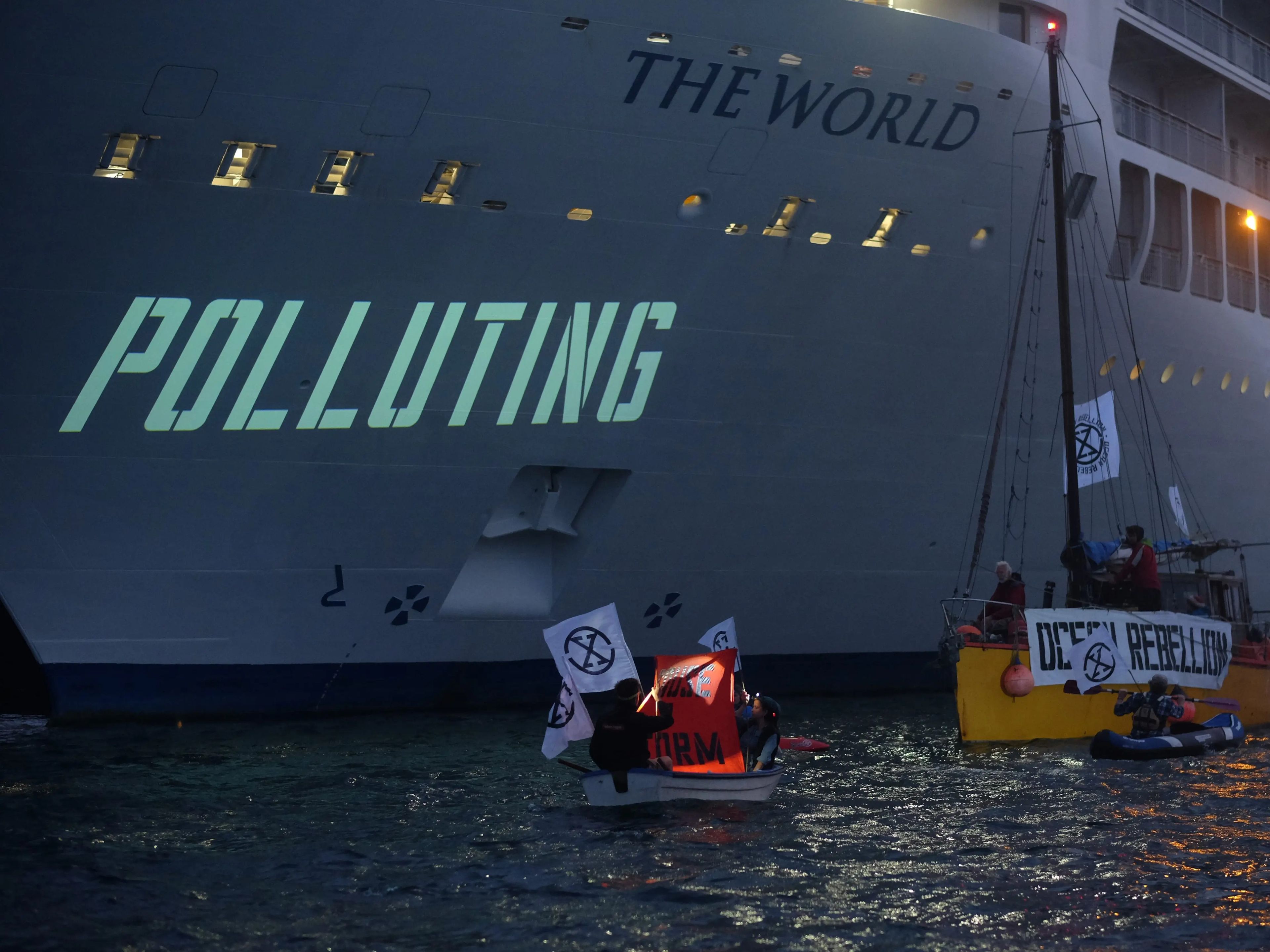 Una protesta de Ocean Rebellion en el puerto de Falmouth, Inglaterra.
