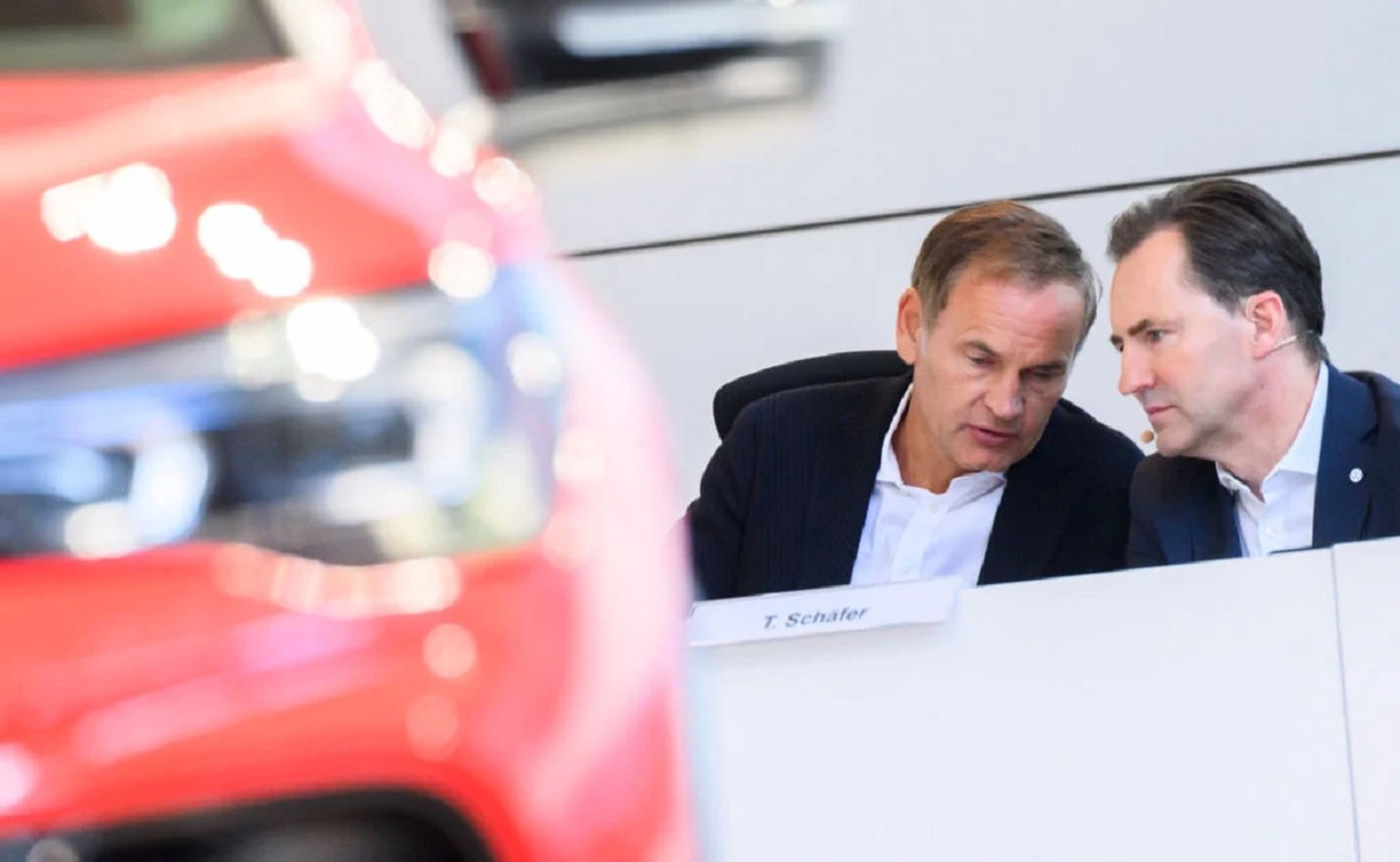 Oliver Blume (izq.), presidente del Consejo de Dirección de Volkswagen AG y Porsche AG, y Thomas Schäfer, miembro del Consejo de Dirección de la marca, en la presentación mundial del nuevo Volkswagen Tiguan eHybrid.