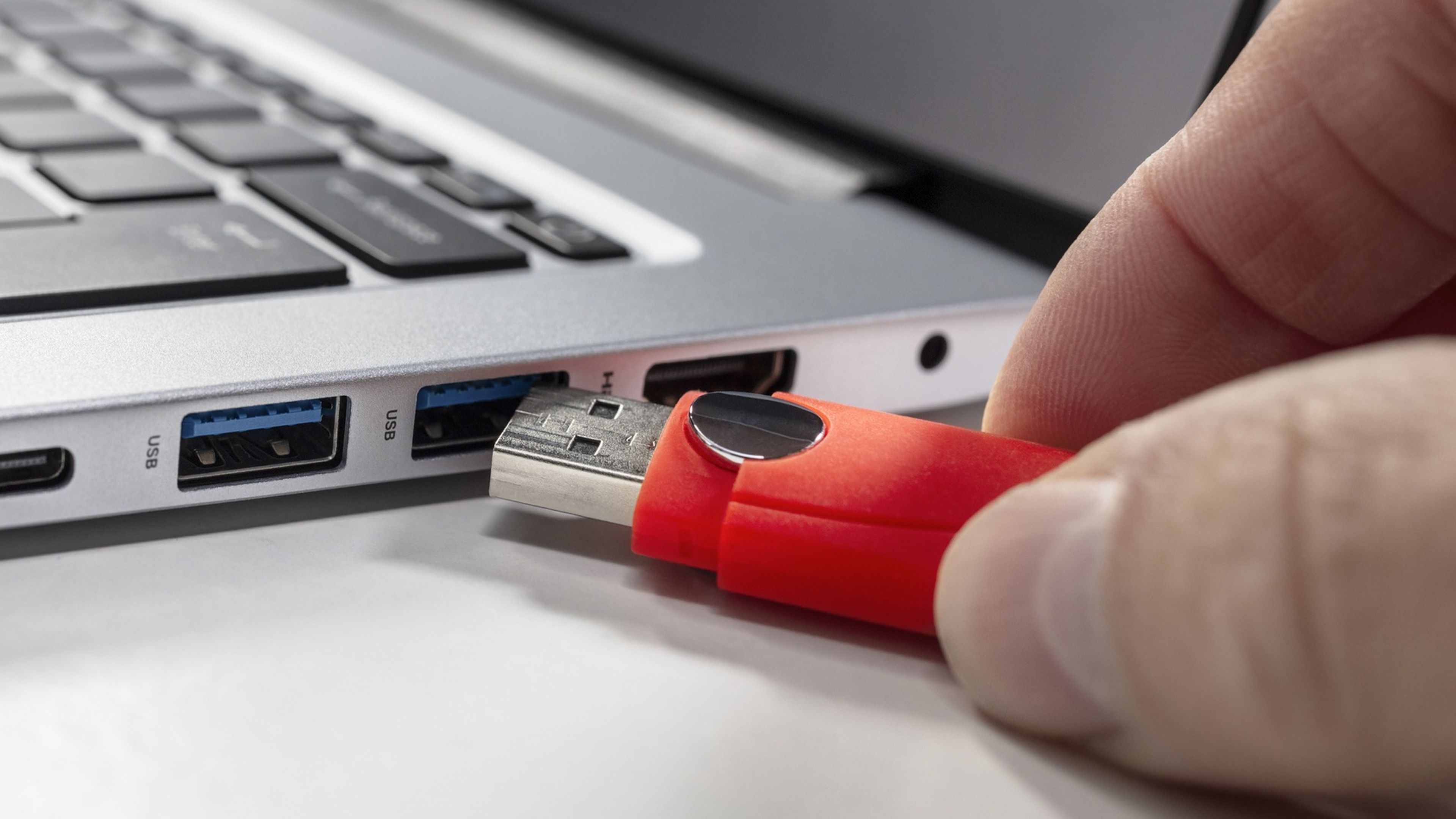 Pen drive conectando a un puerto USB
