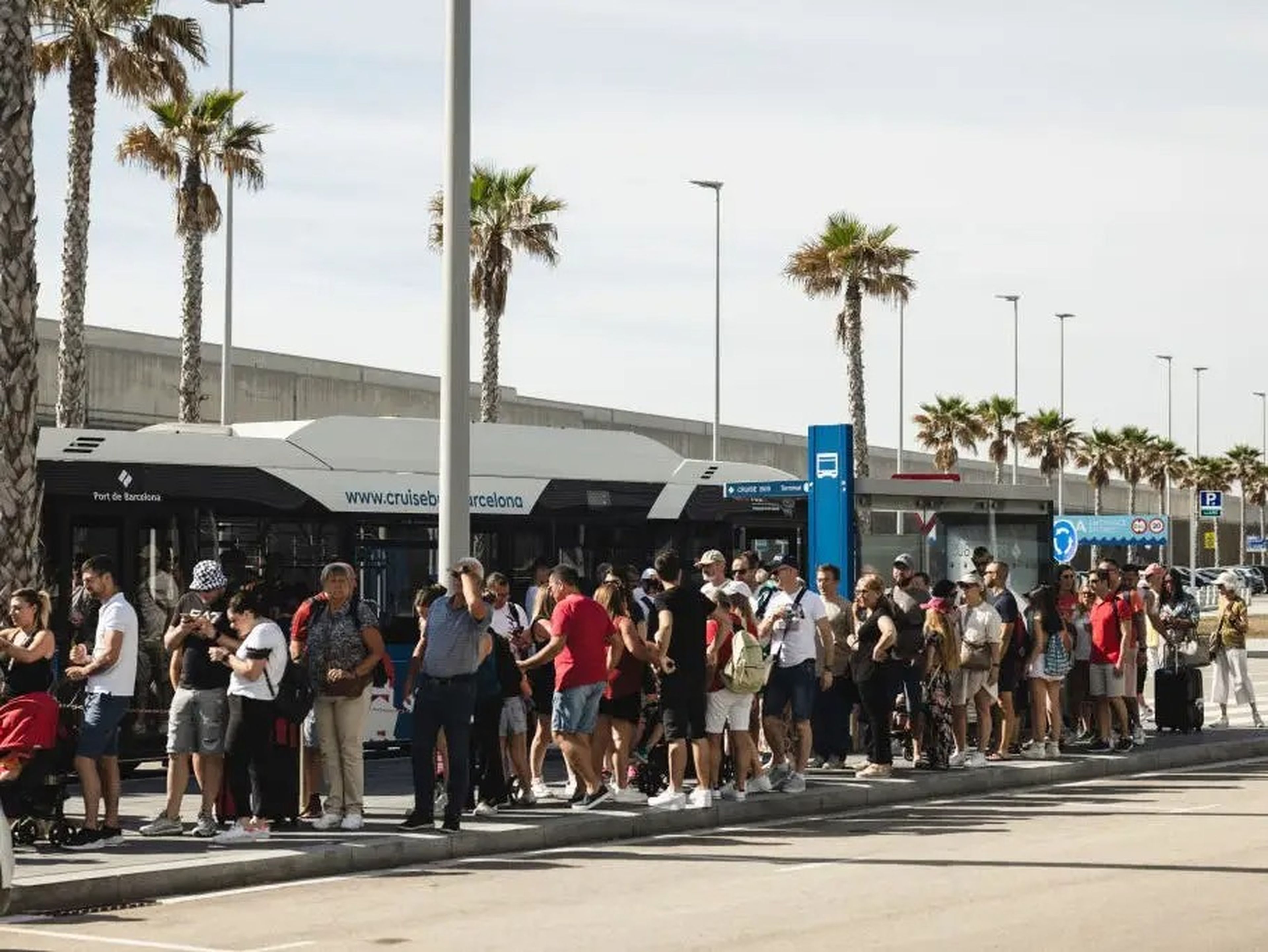 La gente espera para coger el autobús en la terminal de pasajeros de Cruceros del Puerto de Barcelona el 12 de junio de 2023 en Barcelona, España.