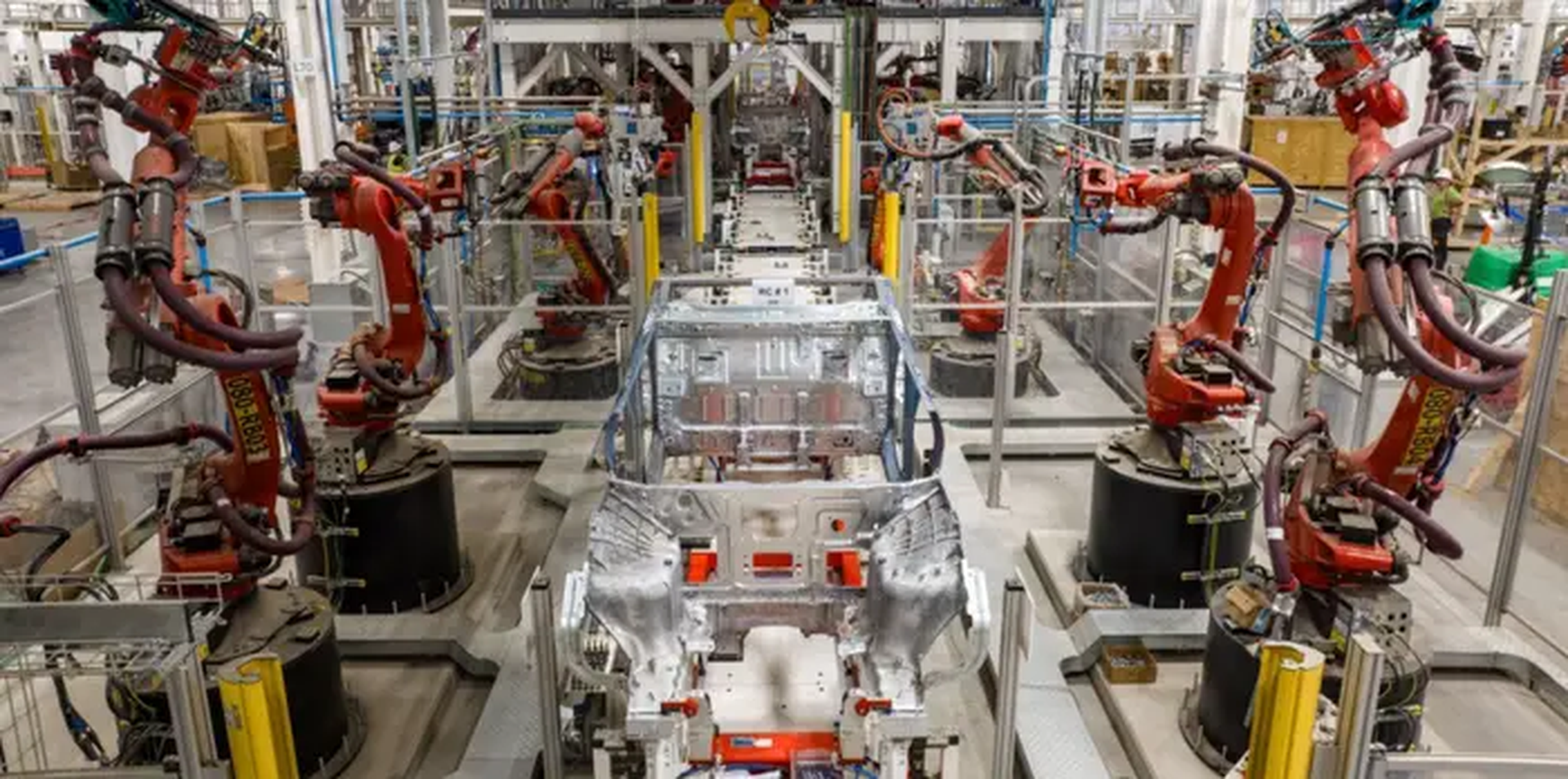 La cadena de producción del Tesla Cybertruck, con una carrocería de camioneta y varios robots de fabricación.