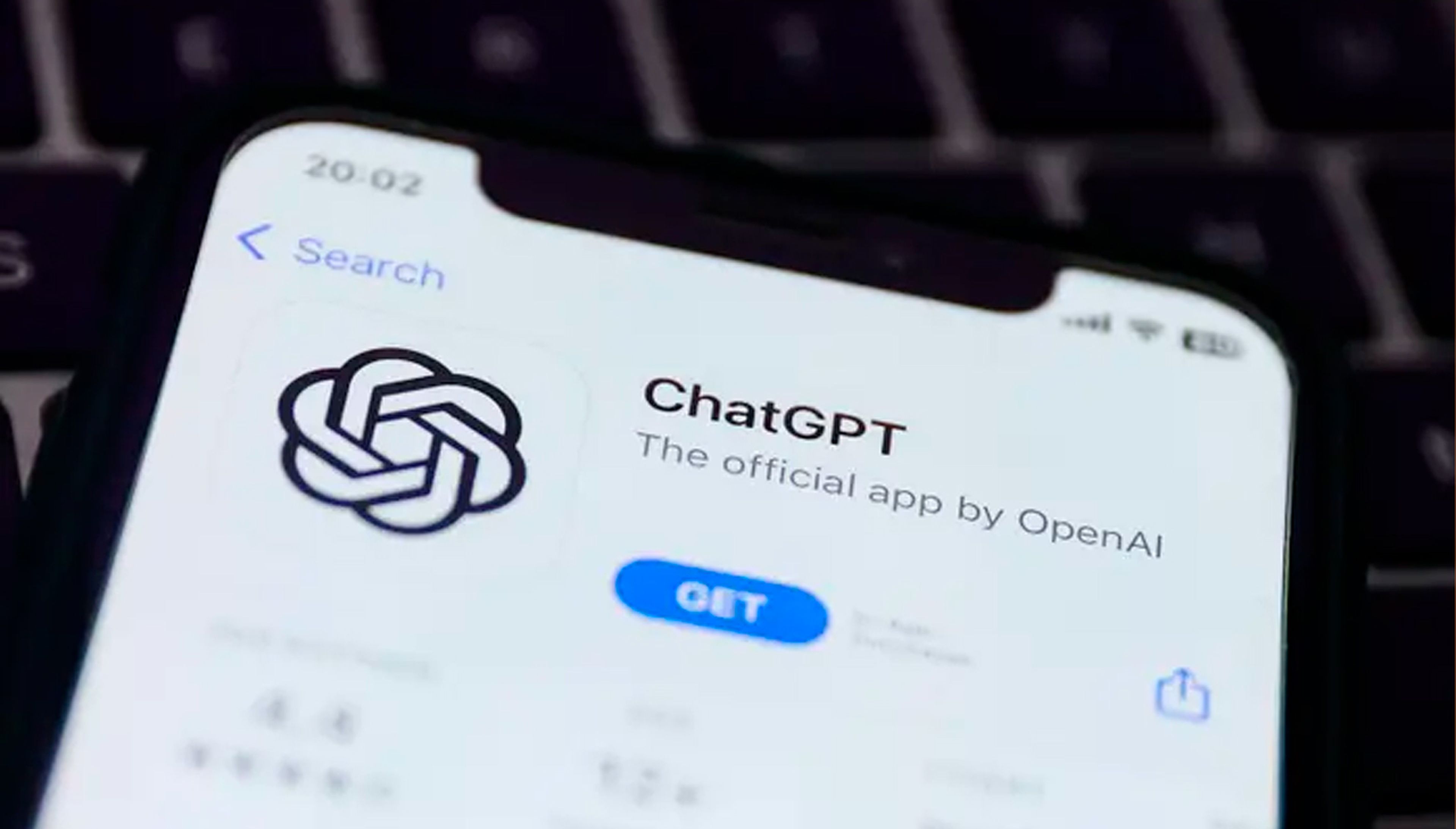 El popular chatbot de IA generativa de OpenAI, ChatGPT, que está disponible tanto en la web como en forma de aplicación móvil.