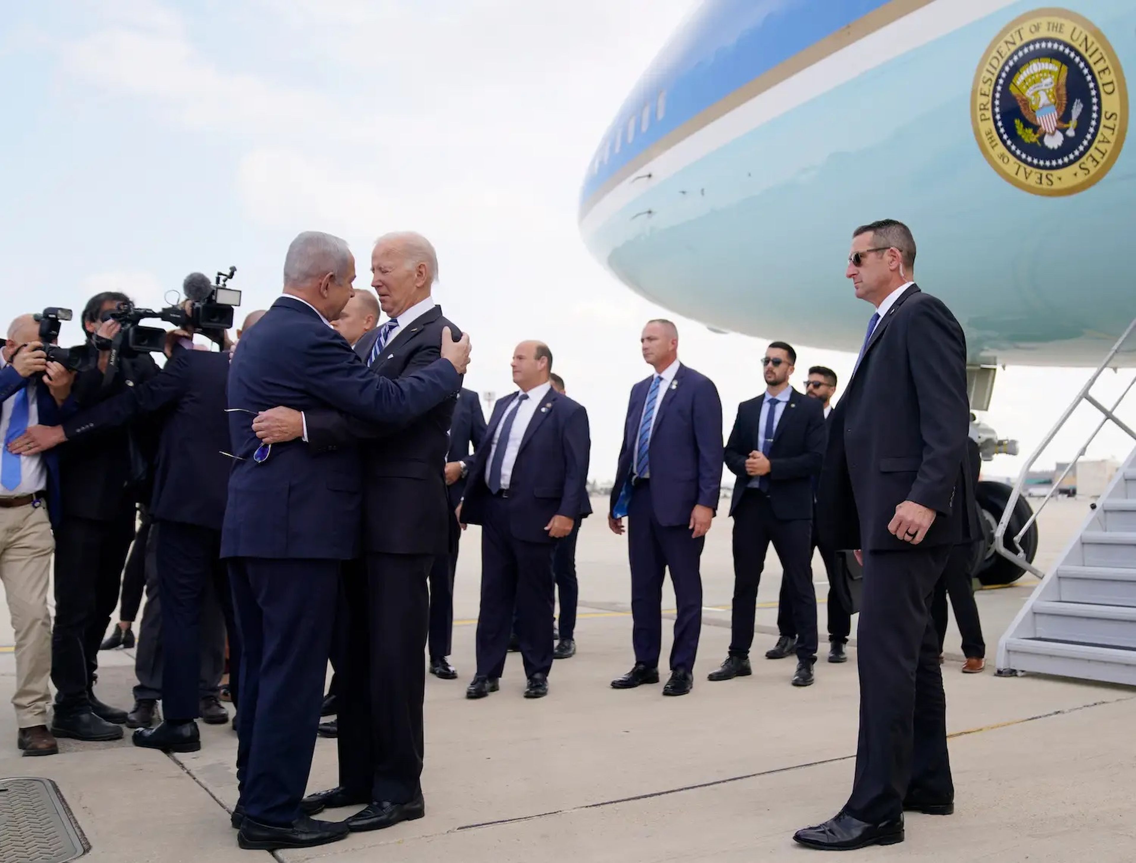 El presidente Joe Biden se saluda con el primer ministro israelí Benjamin Netanyahu tras llegar al aeropuerto internacional Ben Gurion de Tel Aviv el 18 de octubre de 2023.