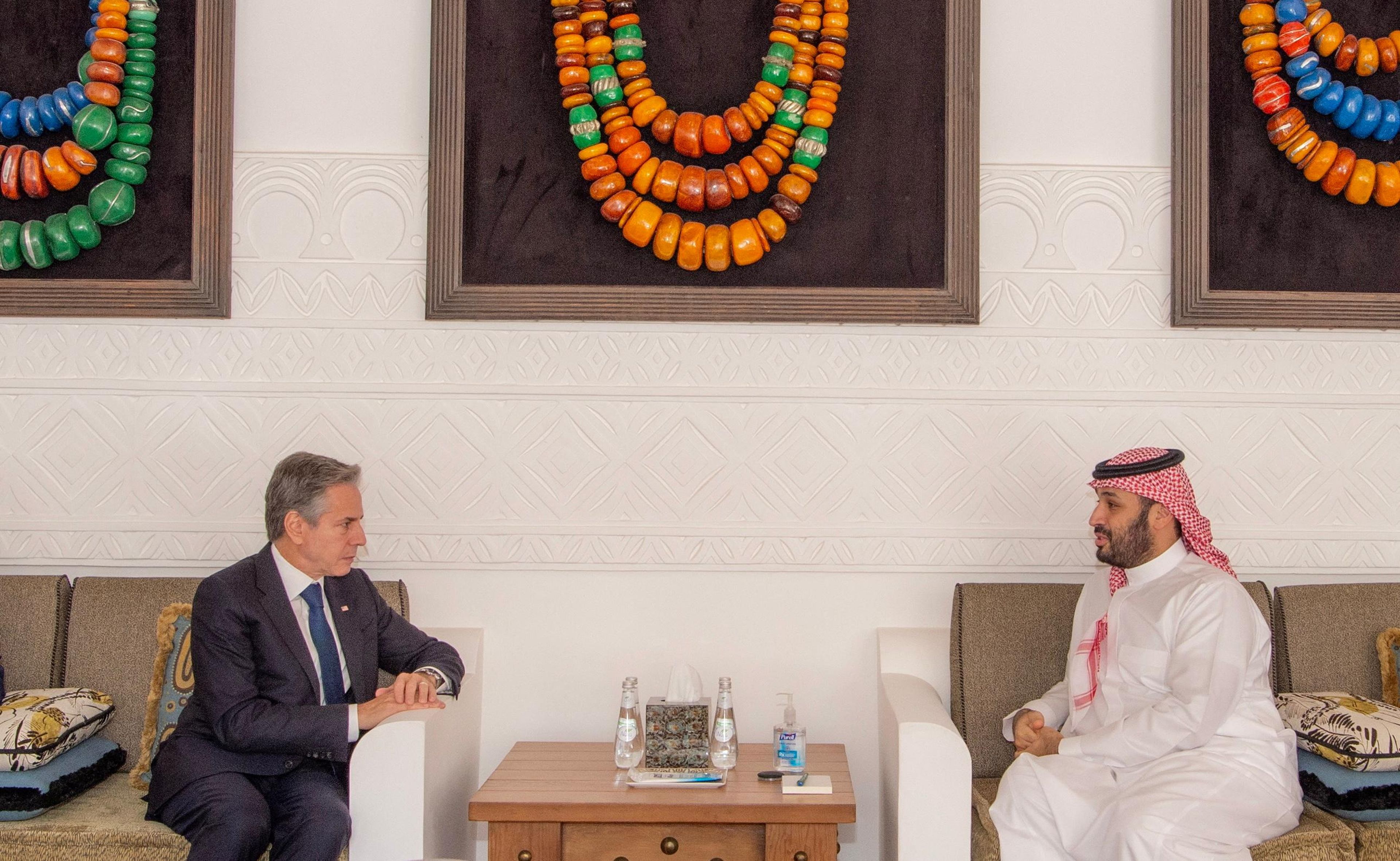El príncipe heredero saudí Mohammed bin Salman se reúne con el secretario de Estado estadounidense Antony Blinken en Riad, Arabia Saudí, el 15 de octubre de 2023.