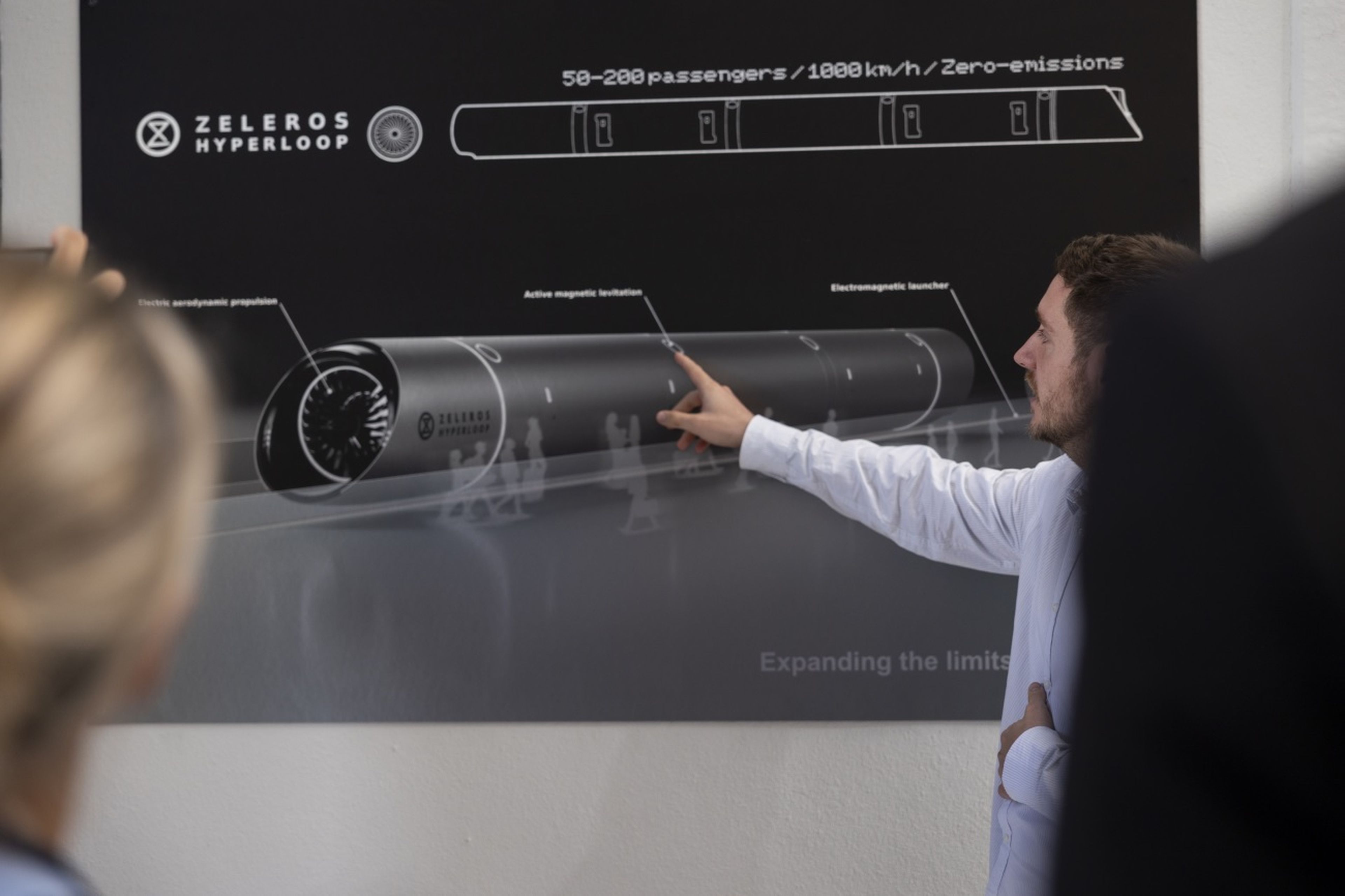 El prototipo de las diferentes tecnologías del hyperloop de Zeleros junto a uno de los ingenieros.