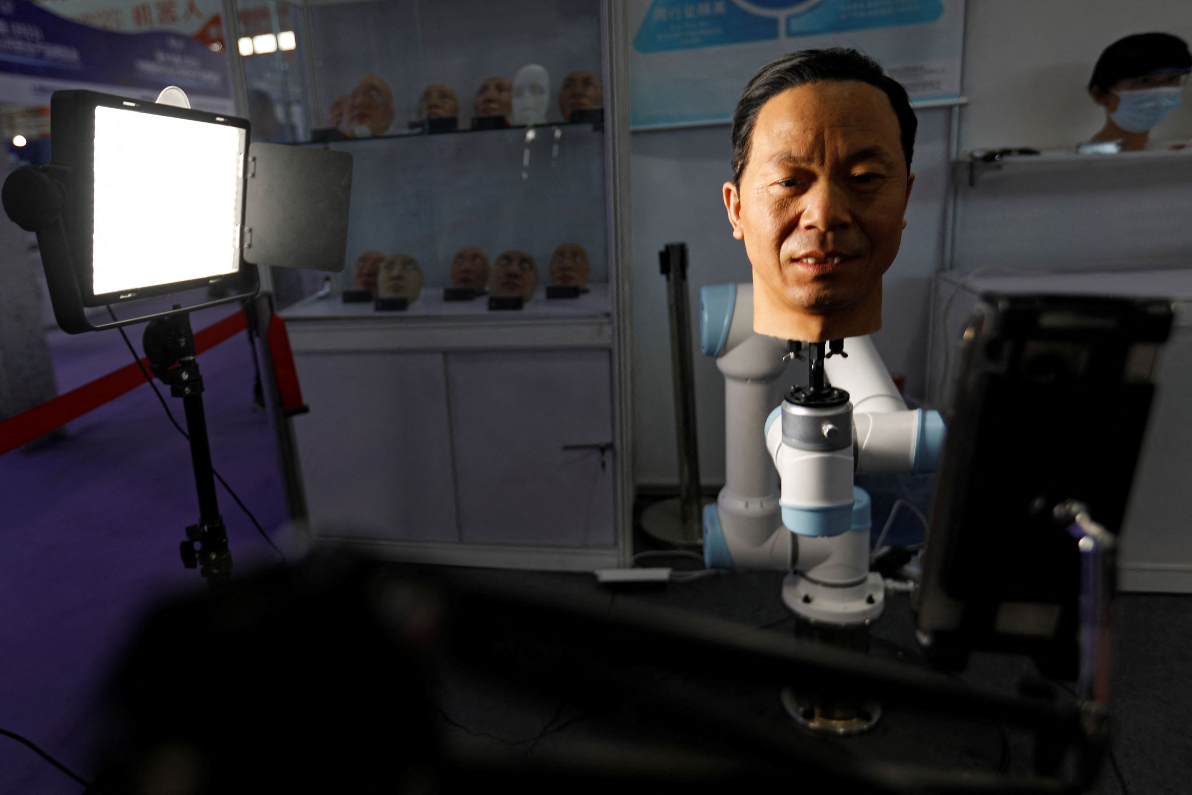 Un robot sostiene un rostro en un dispositivo que testea herramientas de reconocimiento facial.