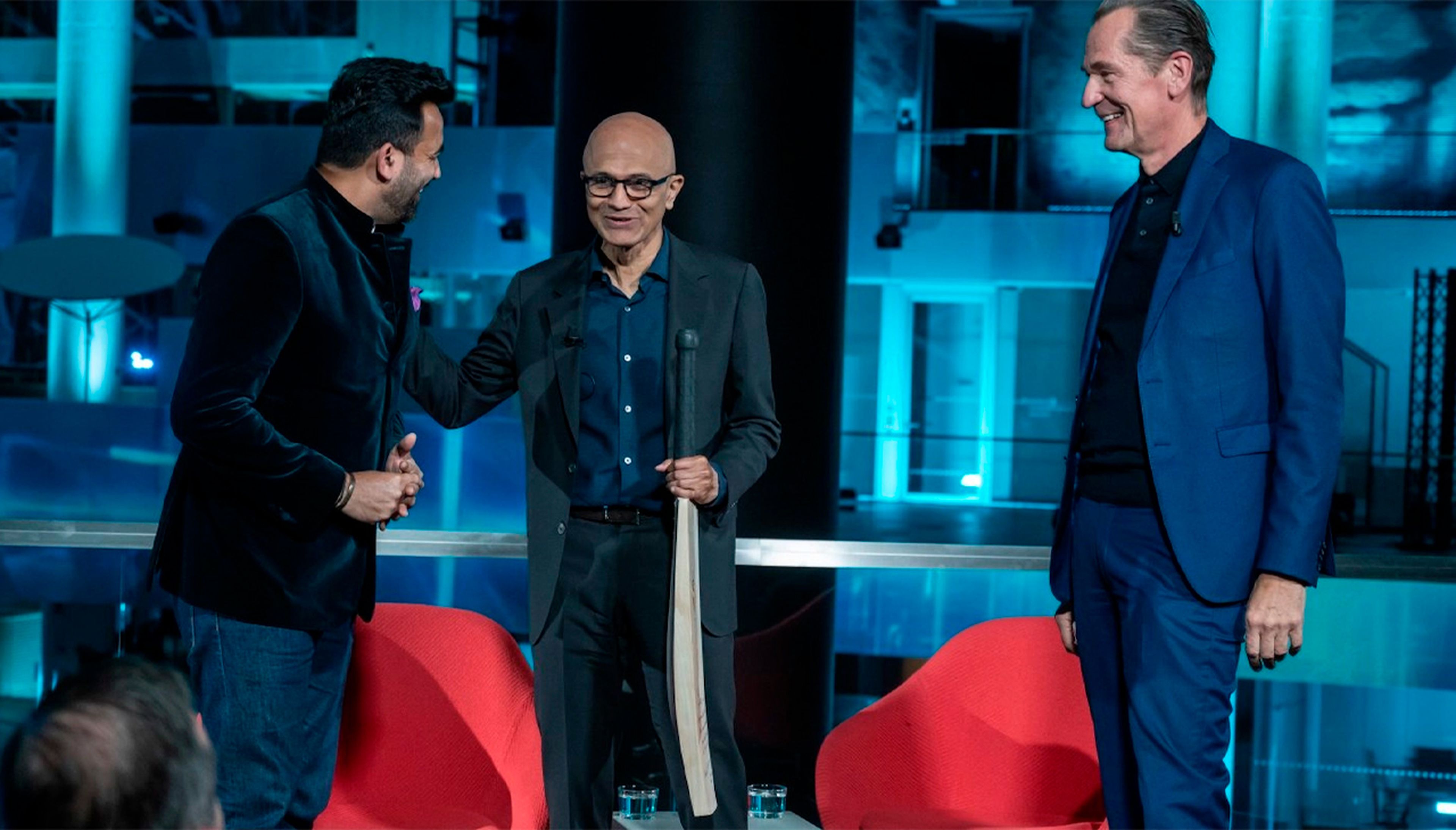 Satya Nadella, CEO de Microsoft, recibe el Premio Axel Springer 2023.