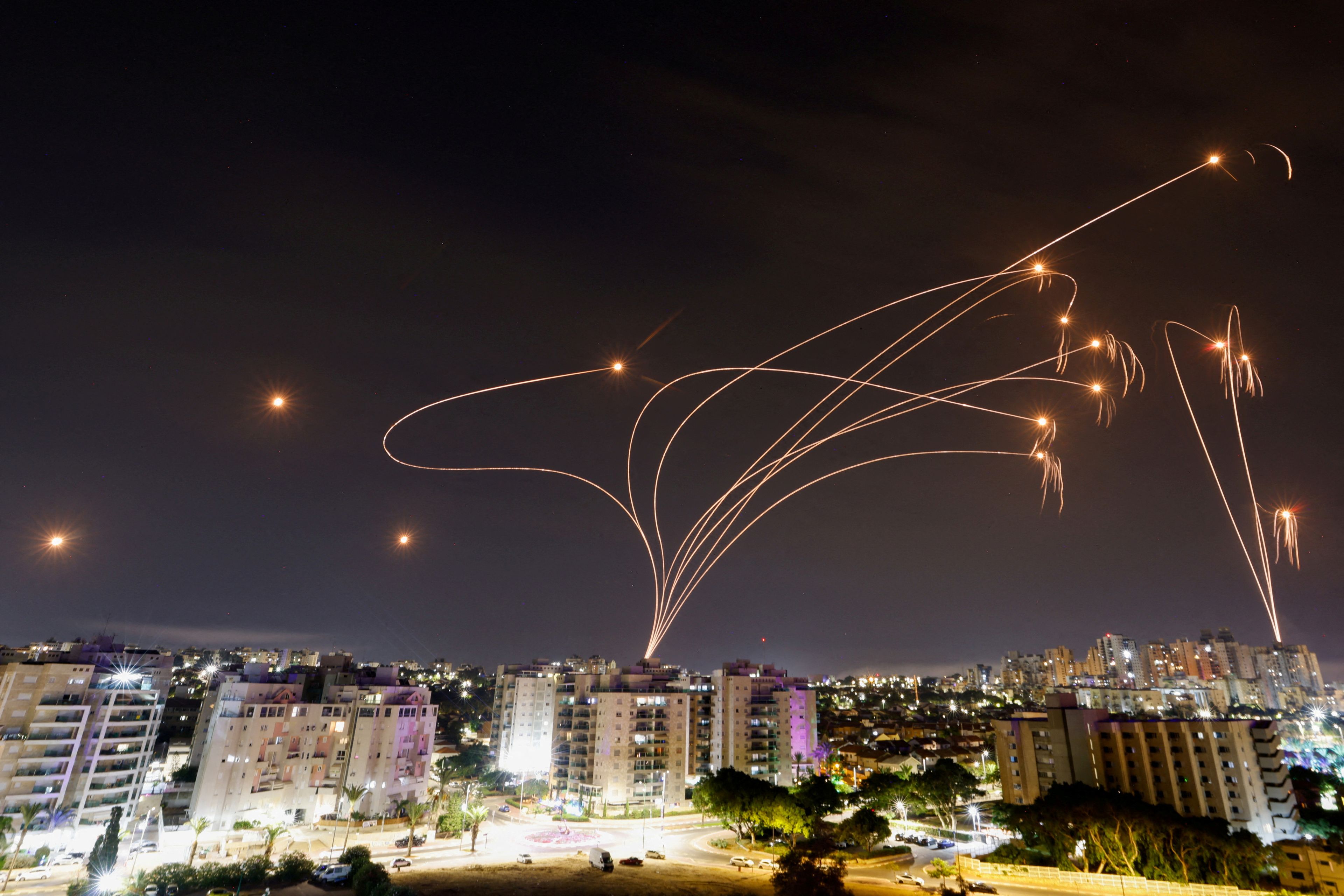 La foto del día: El sistema antimisiles israelí 'Cúpula de Hierro' intercepta cohetes lanzados desde la Franja de Gaza, como se ve desde la ciudad de Ashkelon (Israel).