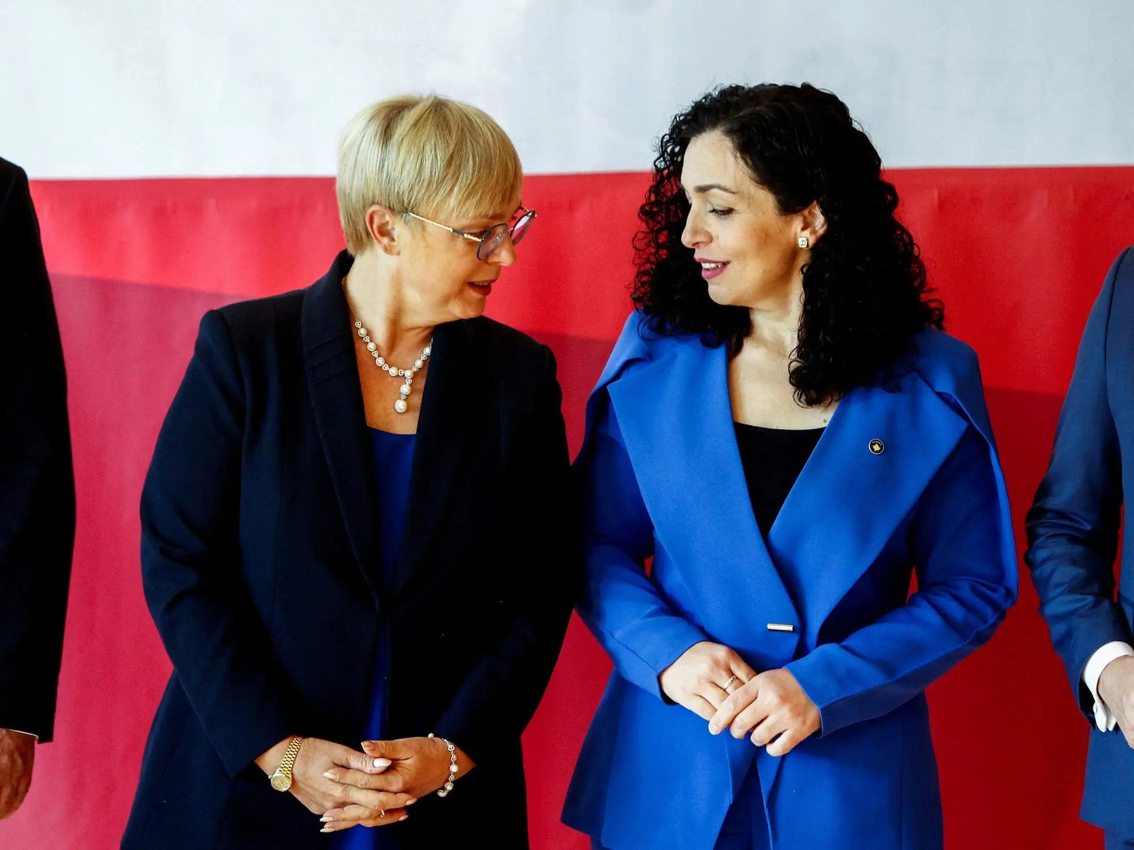 La presidenta de Eslovenia, Nataša Pirc Musar, y la presidenta de Kosovo, Vjosa Osmani, posan juntas.