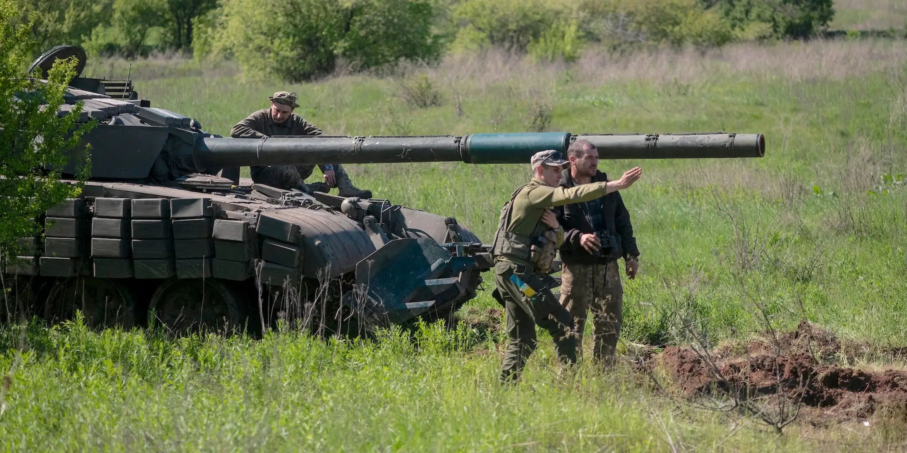 Un soldado imparte instrucciones a la tripulación de un tanque durante un ejercicio en Ucrania en mayo. 
